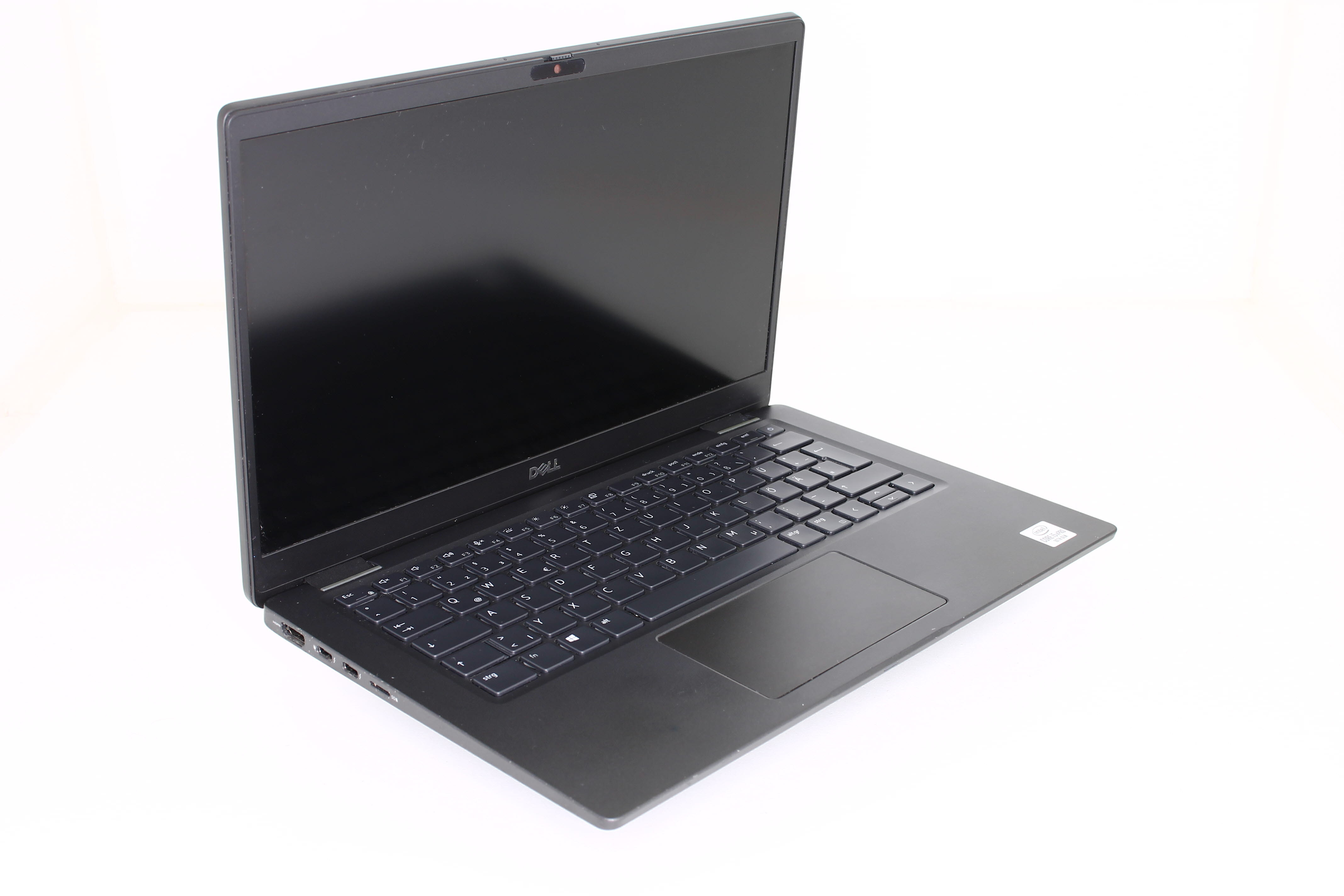 Ein schwarzer Laptop mit offenem Bildschirm, Tastatur und Bildschirm auf weißem Hintergrund.