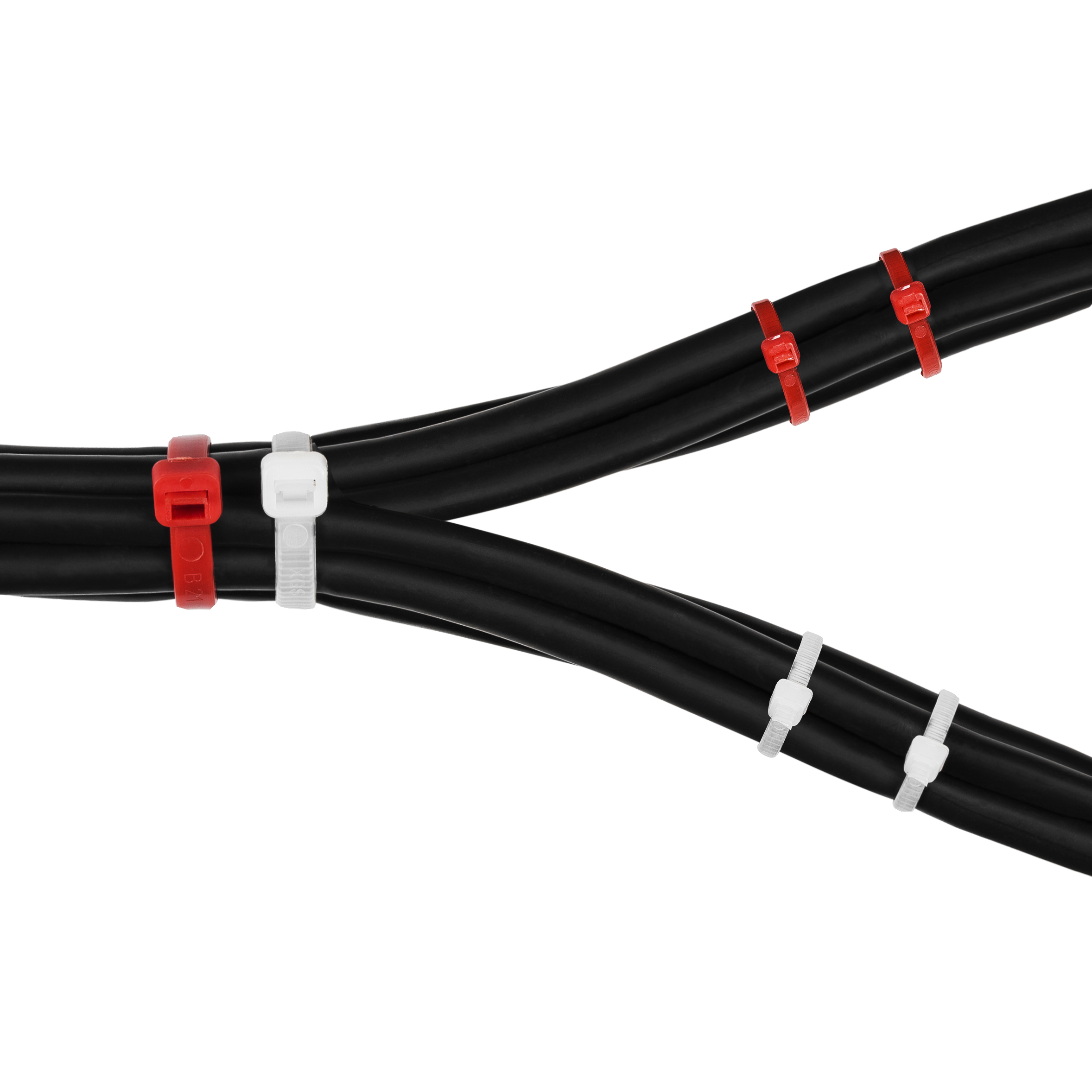 Schwarze Kabel, gesichert mit roten und weißen Kabelbindern, vor weißem Hintergrund angeordnet.