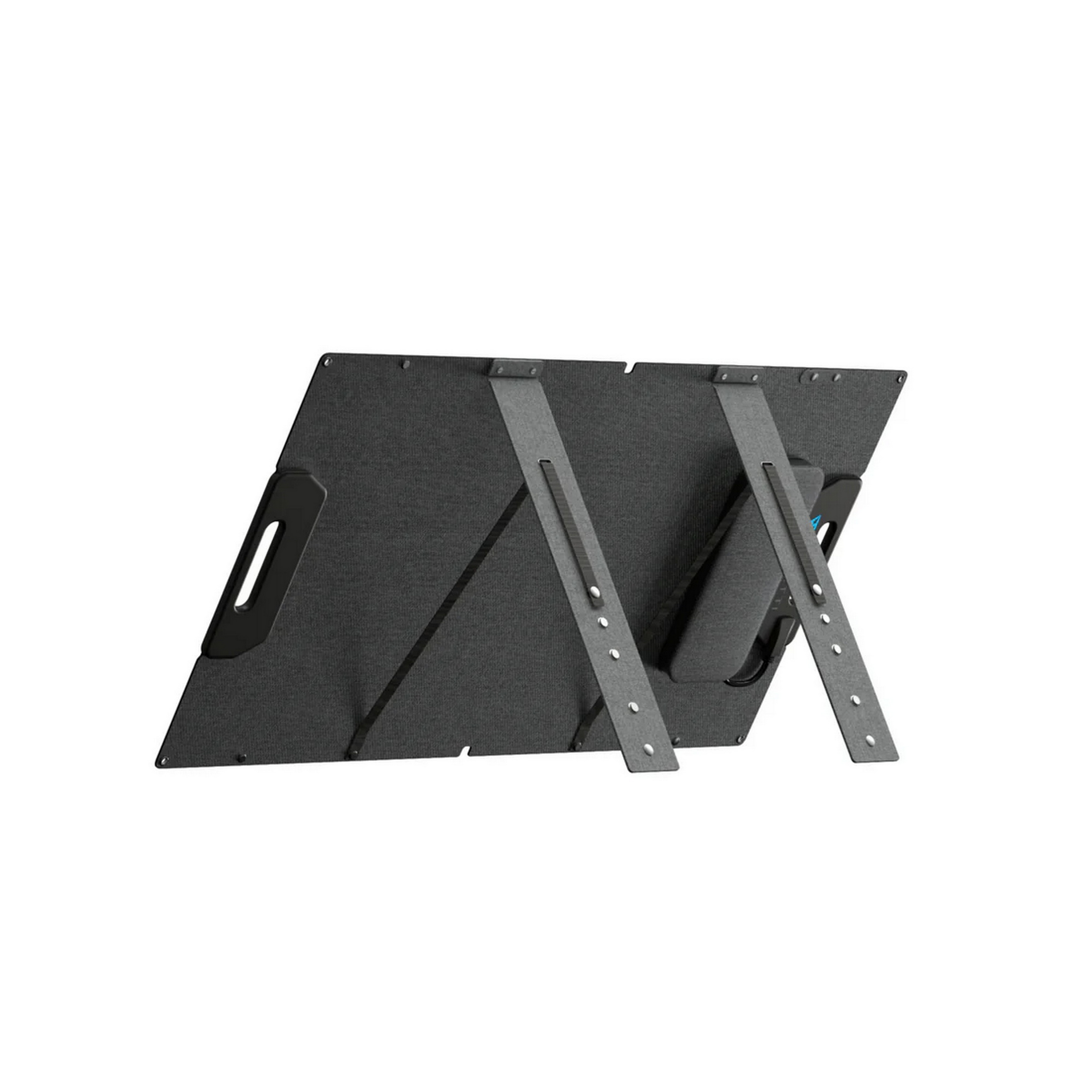 Czarny składany panel słoneczny, pod kątem, z nogami podporowymi na białym tle.