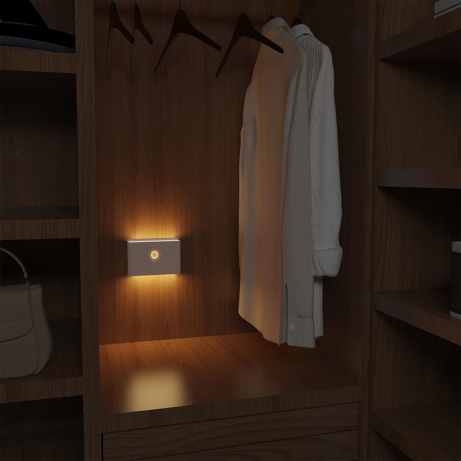 Ein Schrank mit Licht und einem hängenden Hemd. Dunkles Holzinterieur.