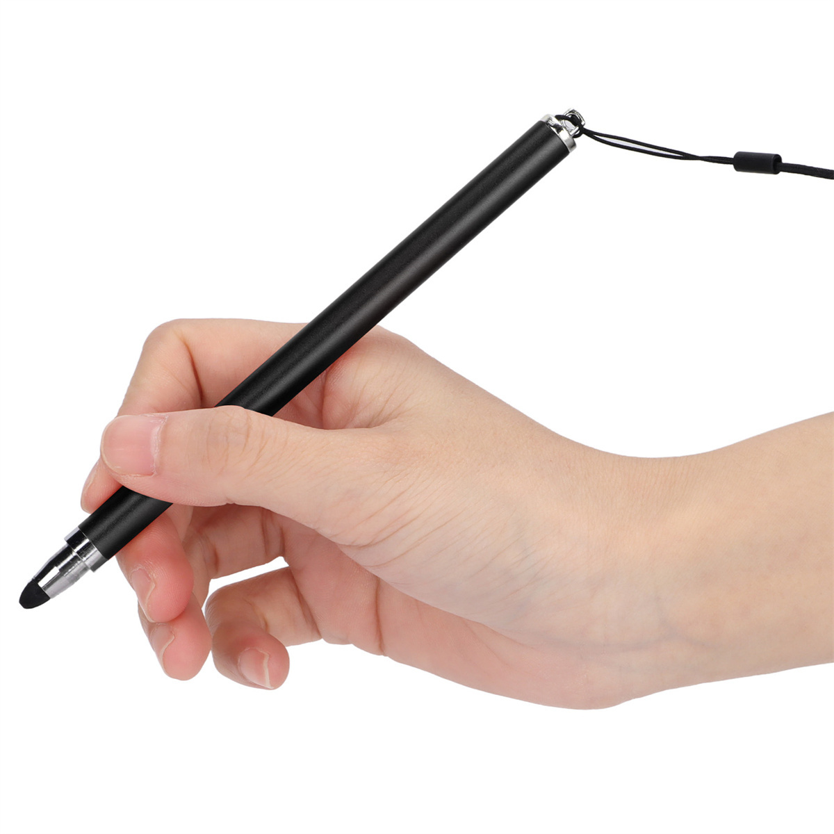 Hand, die einen schwarzen Stift mit Schnur hält. Die Spitze ist schwarz.