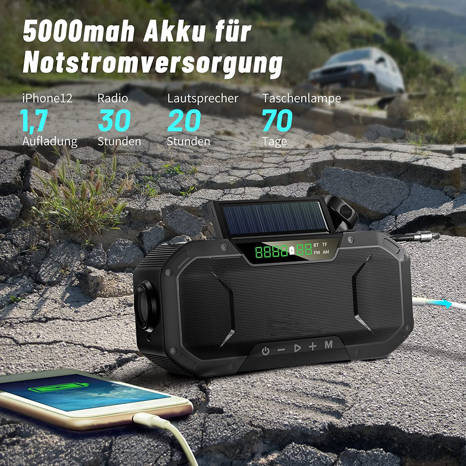 Ein schwarzer tragbarer Lautsprecher mit Solarpanel und einem ladenden Telefon, auf felsigem Untergrund.