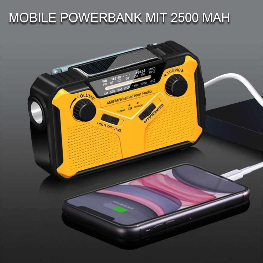 Gelb-schwarzes Notfallradio, das ein schwarzes Telefon auflädt. Solarpanel und Knöpfe sind sichtbar.