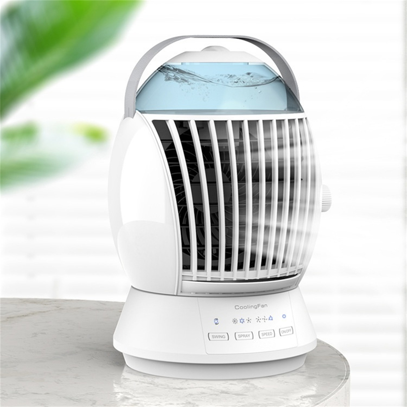 Weißer Kühlventilator mit Wassertank oben. Bedienelemente vorne.
