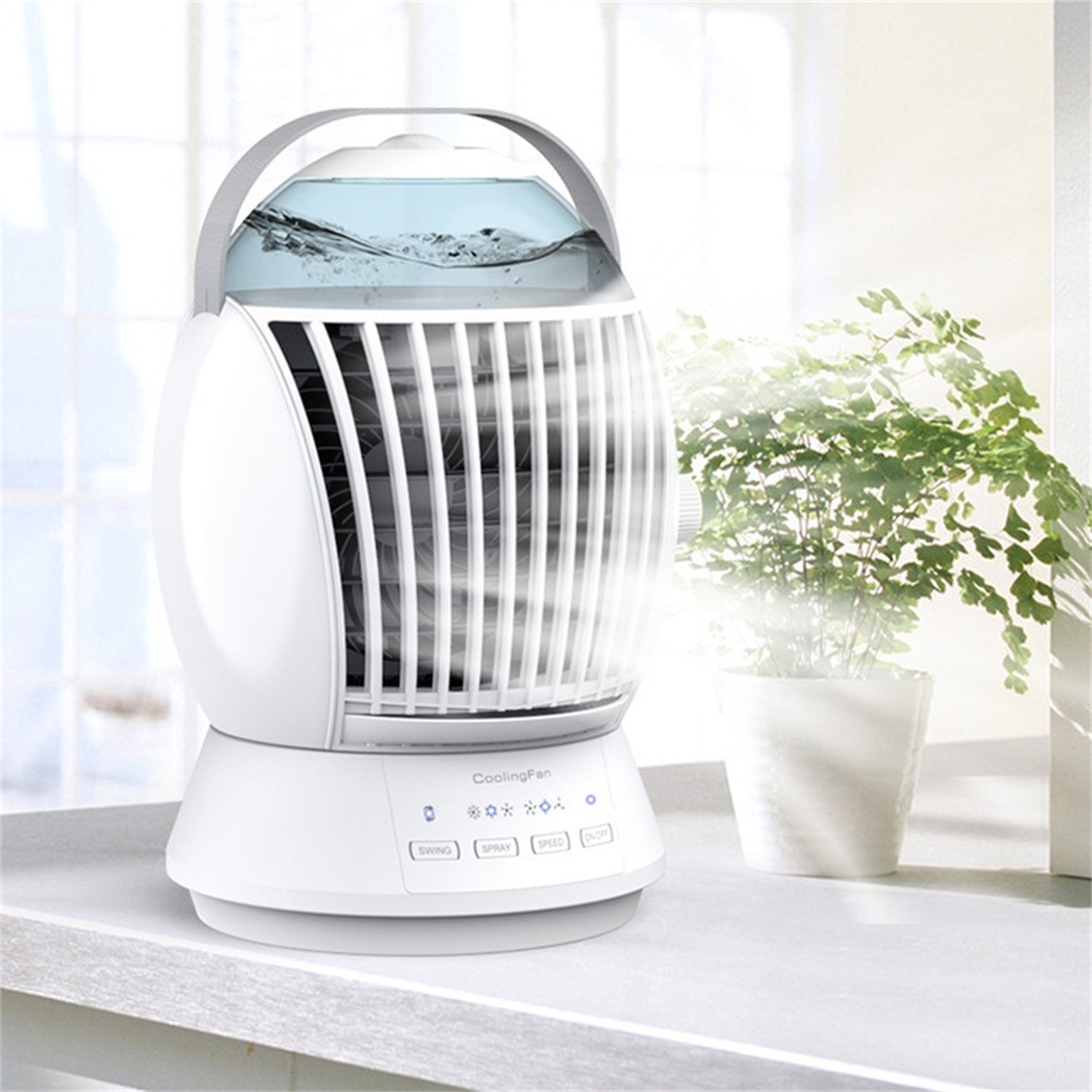 Ein weißer Kühlventilator mit Wasserbehälter, mit Pflanze und Fenster im Hintergrund.