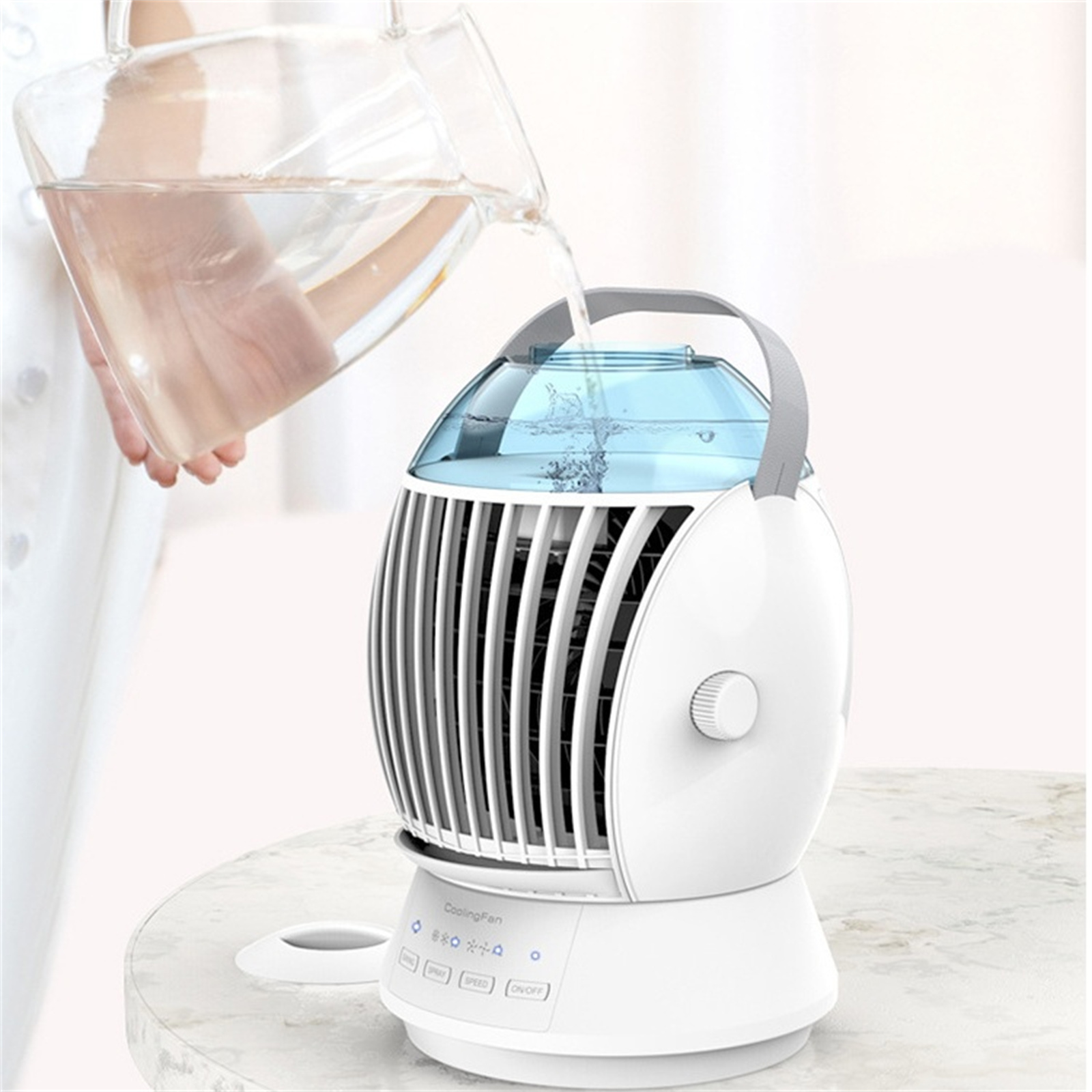 Wasser wird in einen weiß-blauen Kühlventilator auf einem Tisch gegossen.