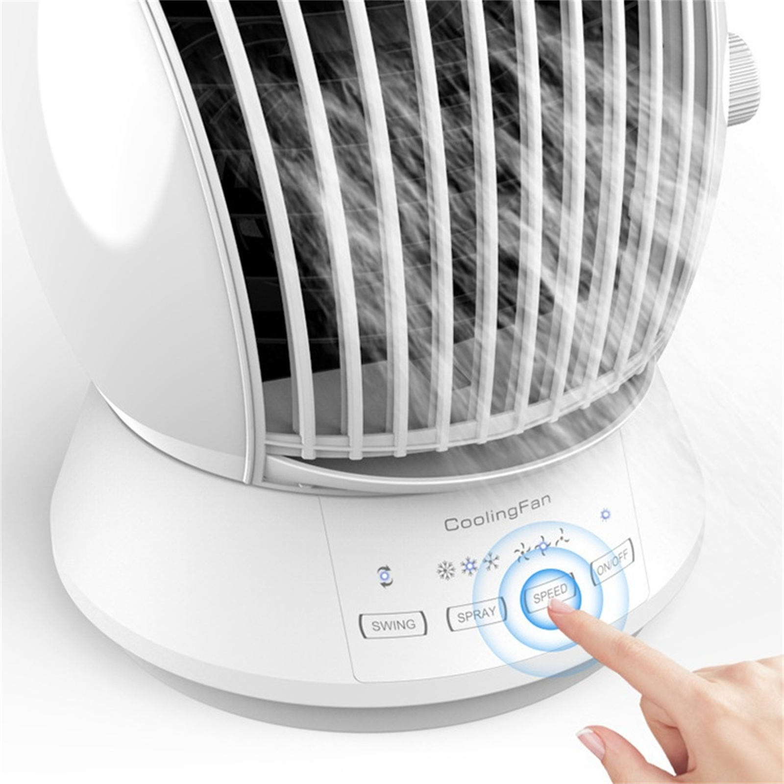 Weißer Kühlventilator mit Bedienfeld. Ein Finger drückt die Geschwindigkeits-Taste. Rauch ist sichtbar.