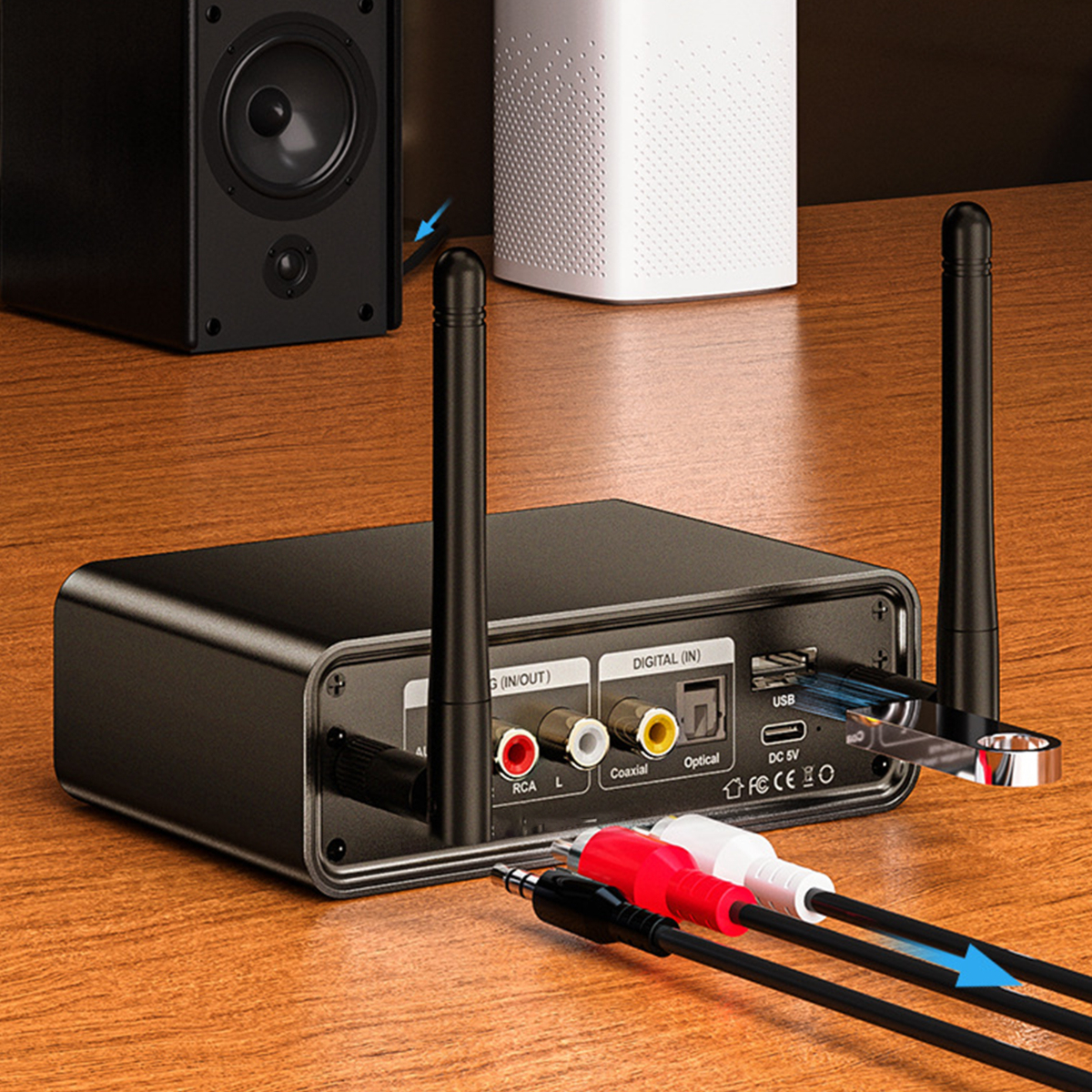 Schwarzer Audio-Receiver mit Antennen und Cinch-Kabeln, die an Lautsprecher angeschlossen sind. Verschiedene Anschlüsse sichtbar.
