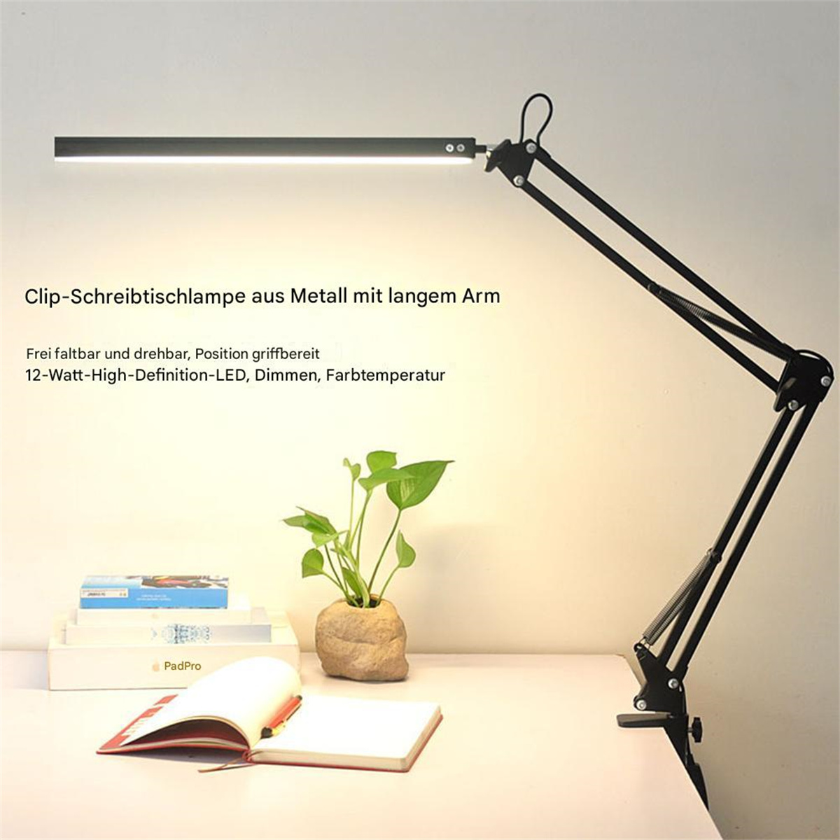 Schwarze Schreibtischlampe mit verstellbarem Arm und Blumentopf.