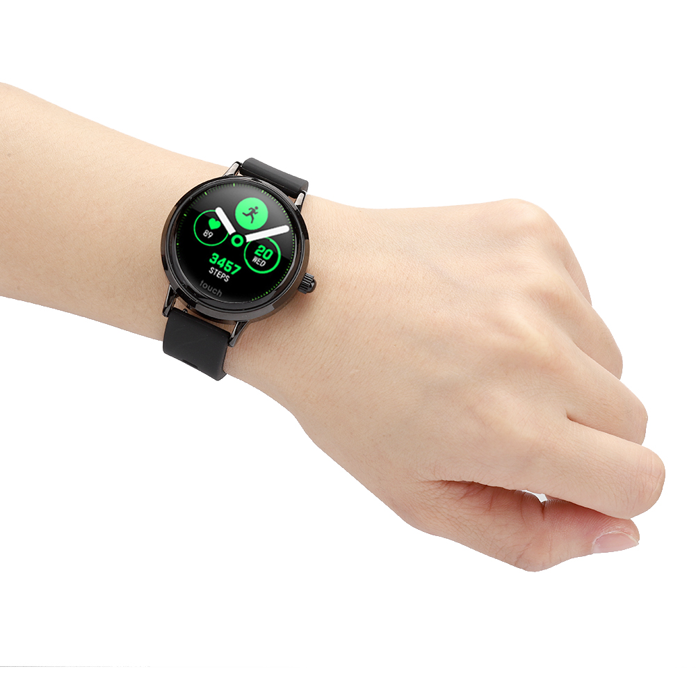 Eine Hand, die eine schwarze Smartwatch mit rundem Bildschirm trägt, der Schritte, Herzfrequenz und eine laufende Figur anzeigt.