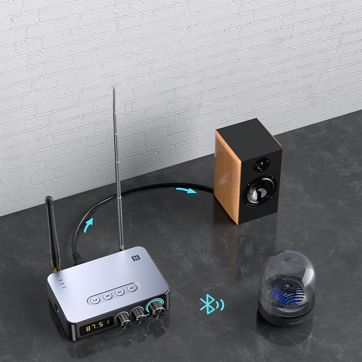 Ein silberner Audio-Receiver mit einem Lautsprecher und einem kleinen Lautsprecher mit blauem Licht auf dunkler Oberfläche.
