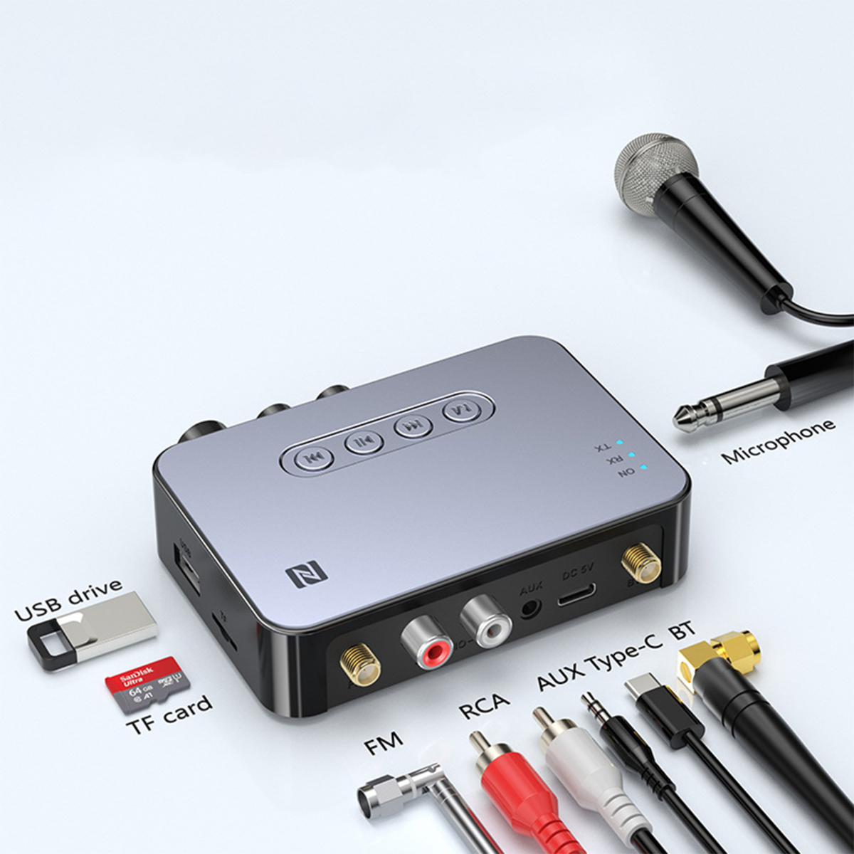Silbernes Audiogerät mit mehreren Anschlüssen. Enthält USB, TF-Karte, FM, RCA, AUX und Mikrofonanschlüsse.