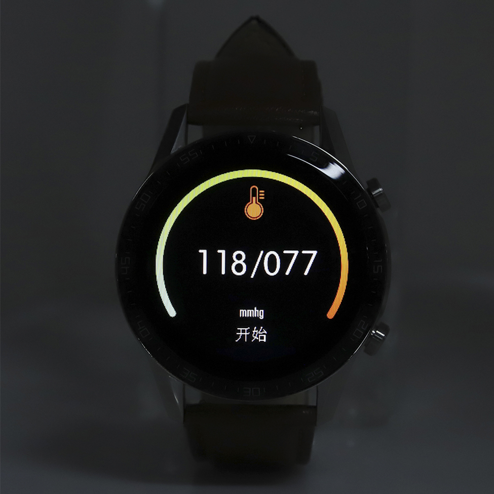 Smartwatch-Bildschirm mit Blutdruckmessung: 118/077 mmHg, mit Thermometer-Symbol.