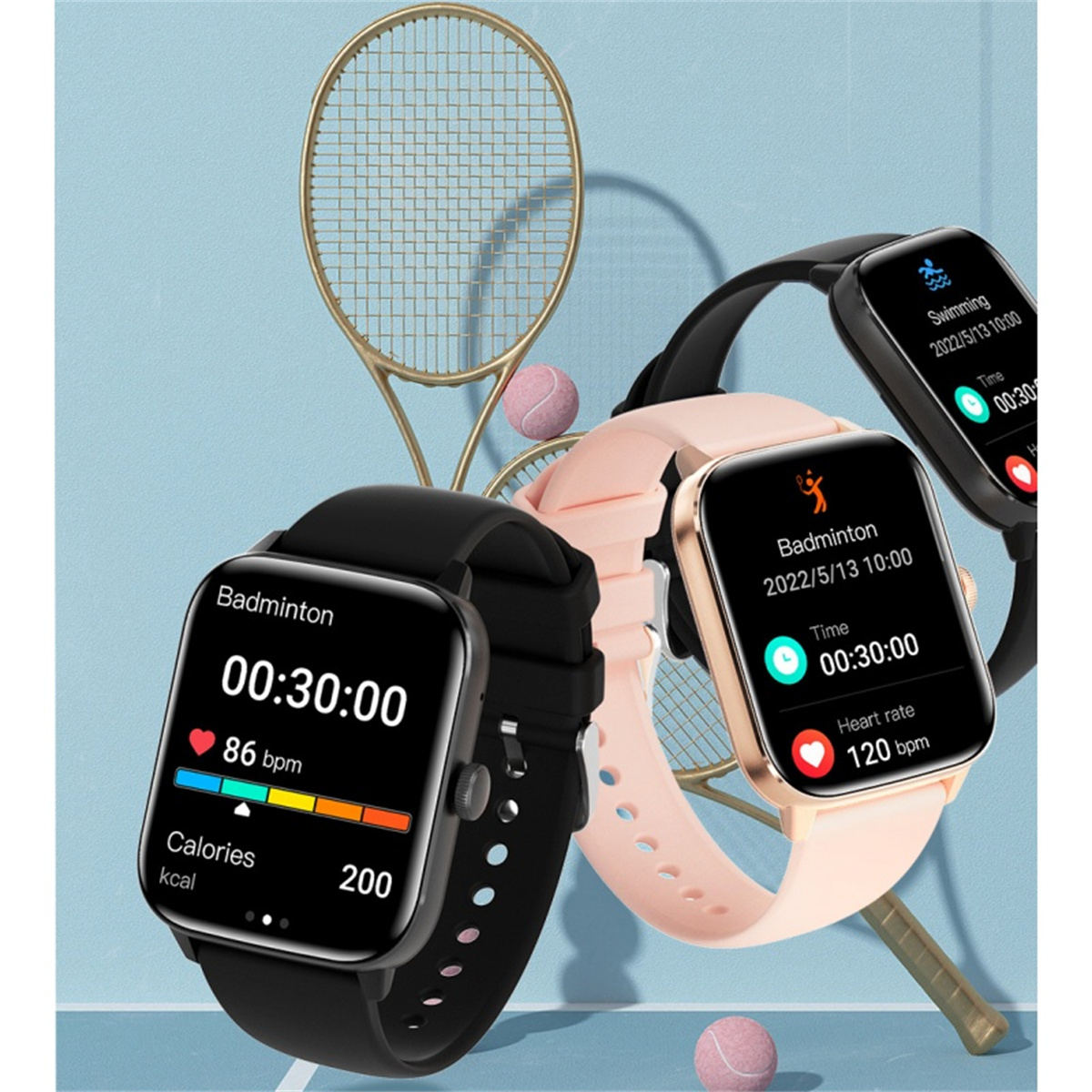 Drei Smartwatches, die Sportdaten anzeigen, Tennisschläger und rosa Bälle im Hintergrund.
