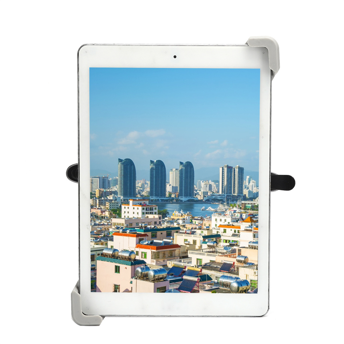Tablet in einem Halter mit einer Stadtansicht mit hohen Gebäuden und blauem Himmel. Der Halter ist grau.