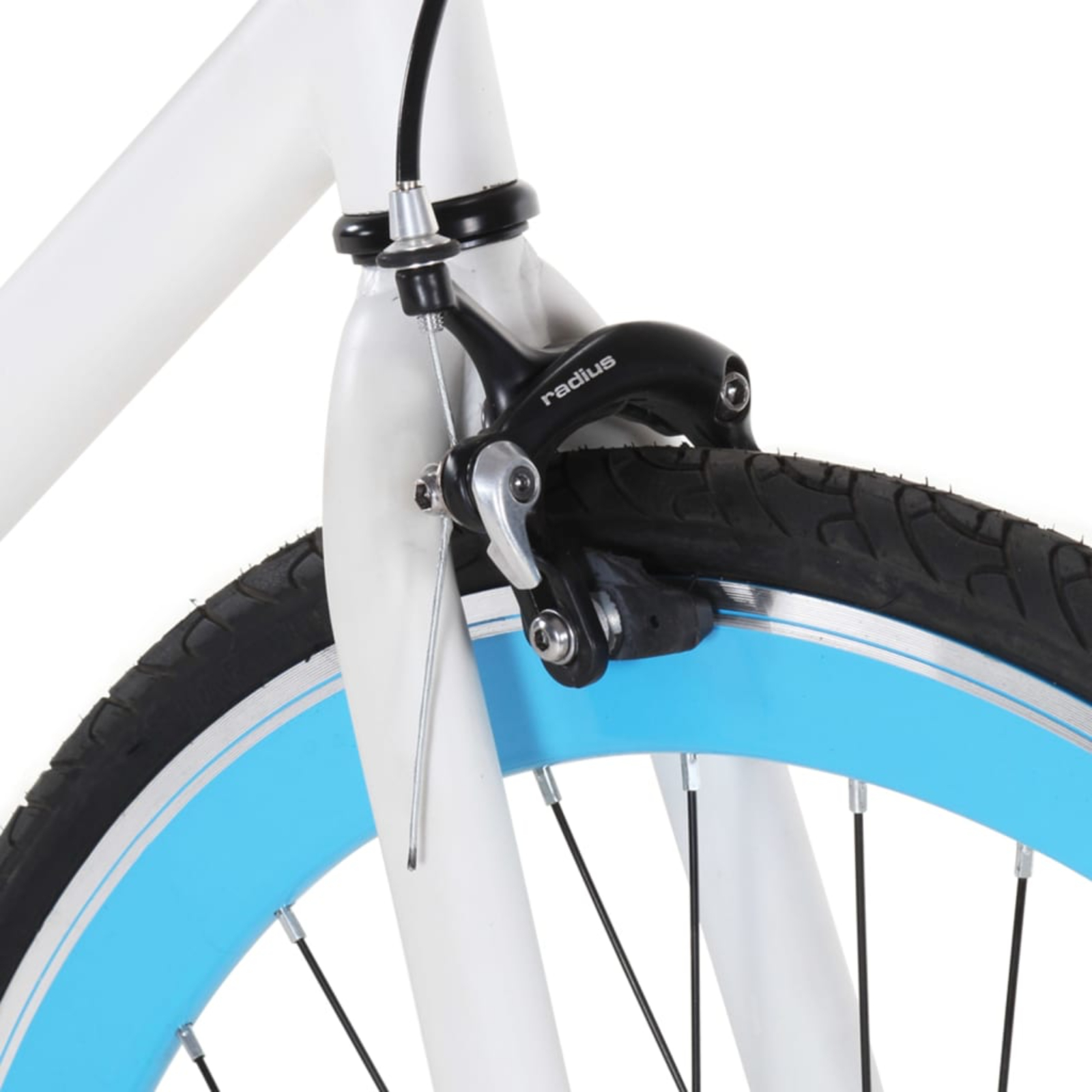Nahaufnahme eines weißen Fahrrad-Vorderrads mit blauem Reifen und schwarzen Bremsen.
