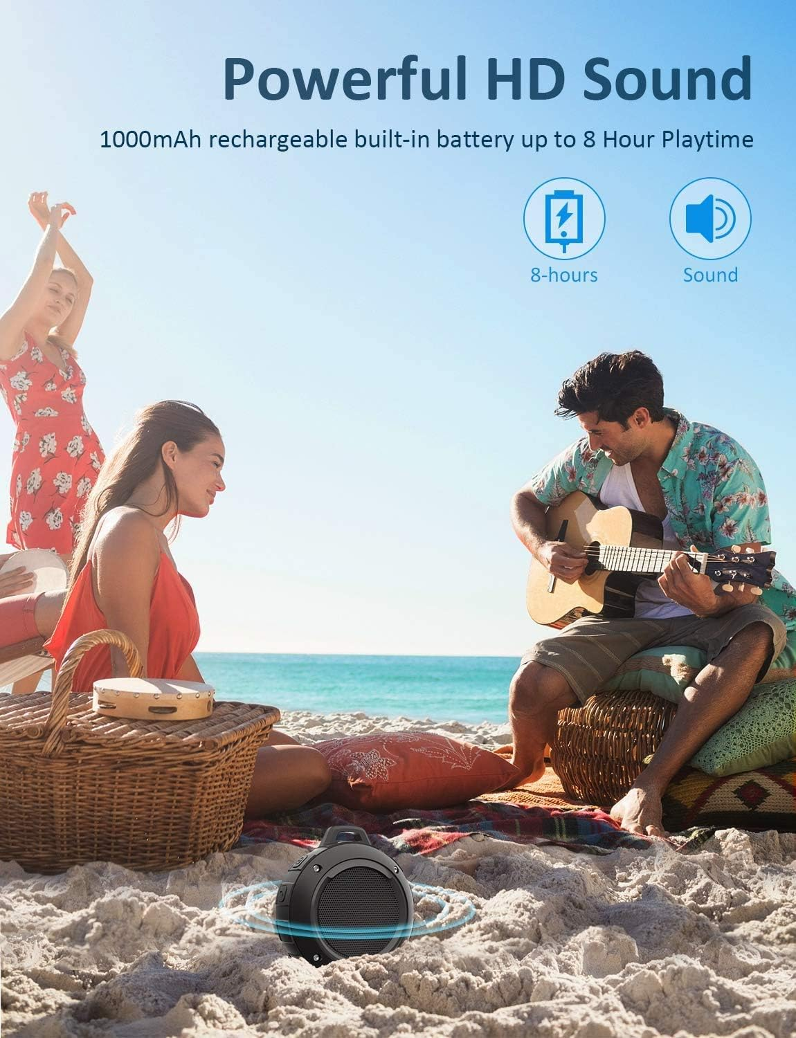 Menschen am Strand, einer spielt Gitarre, zwei andere mit Picknickkorb und Lautsprecher. Ozean im Hintergrund.