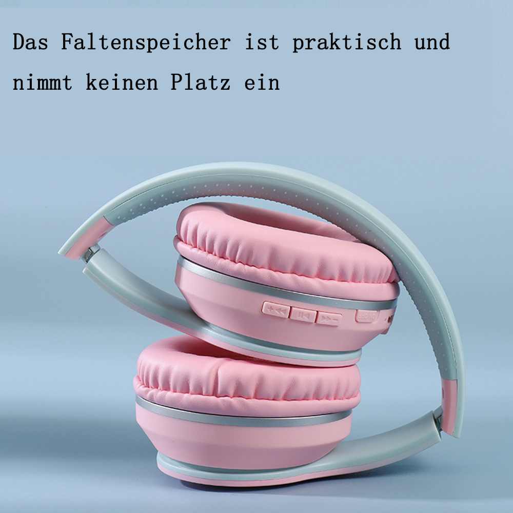 Gefaltete rosa Kopfhörer auf blauem Hintergrund.