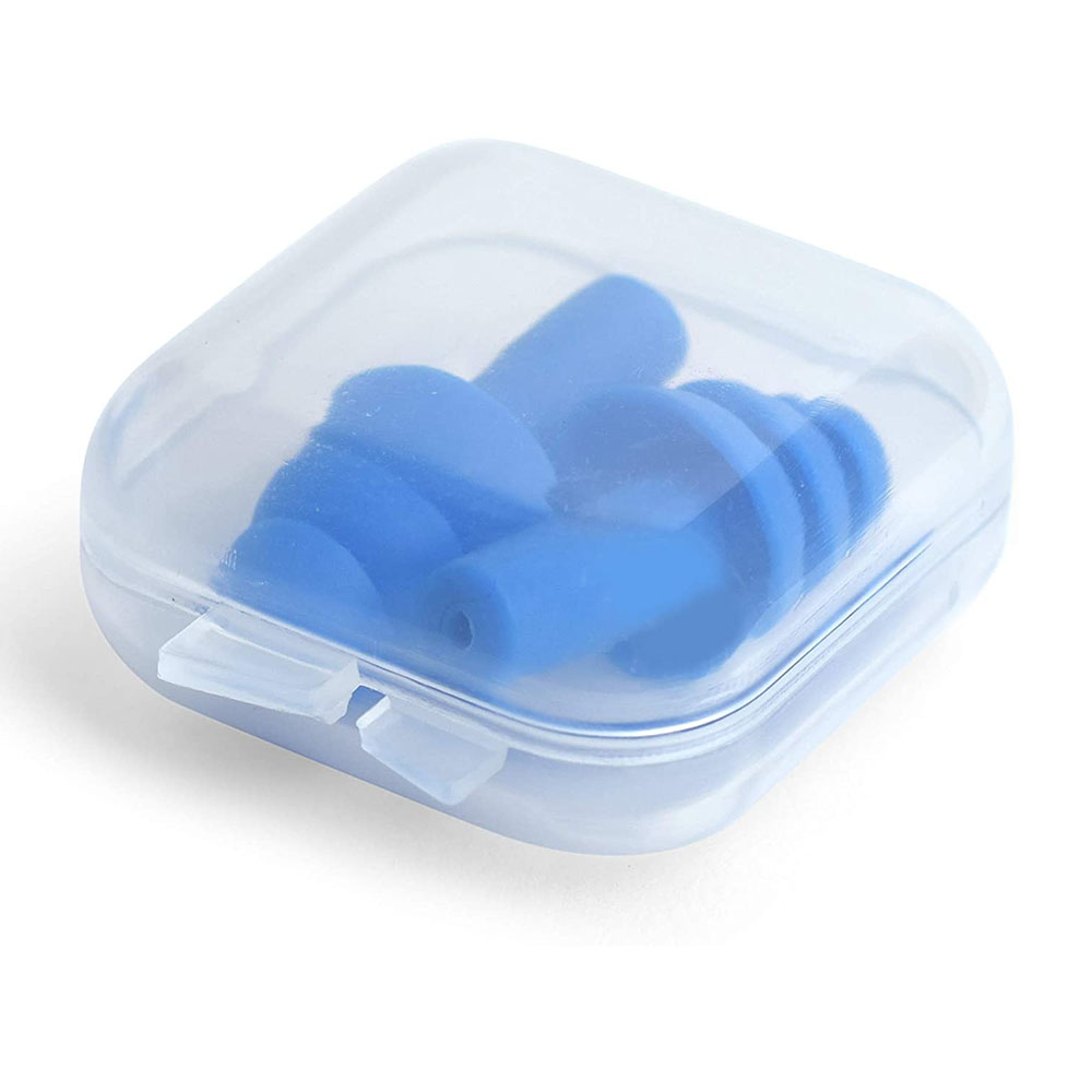 Blaue Ohrstöpsel in einer transparenten, quadratischen Kunststoffbox auf weißem Hintergrund.