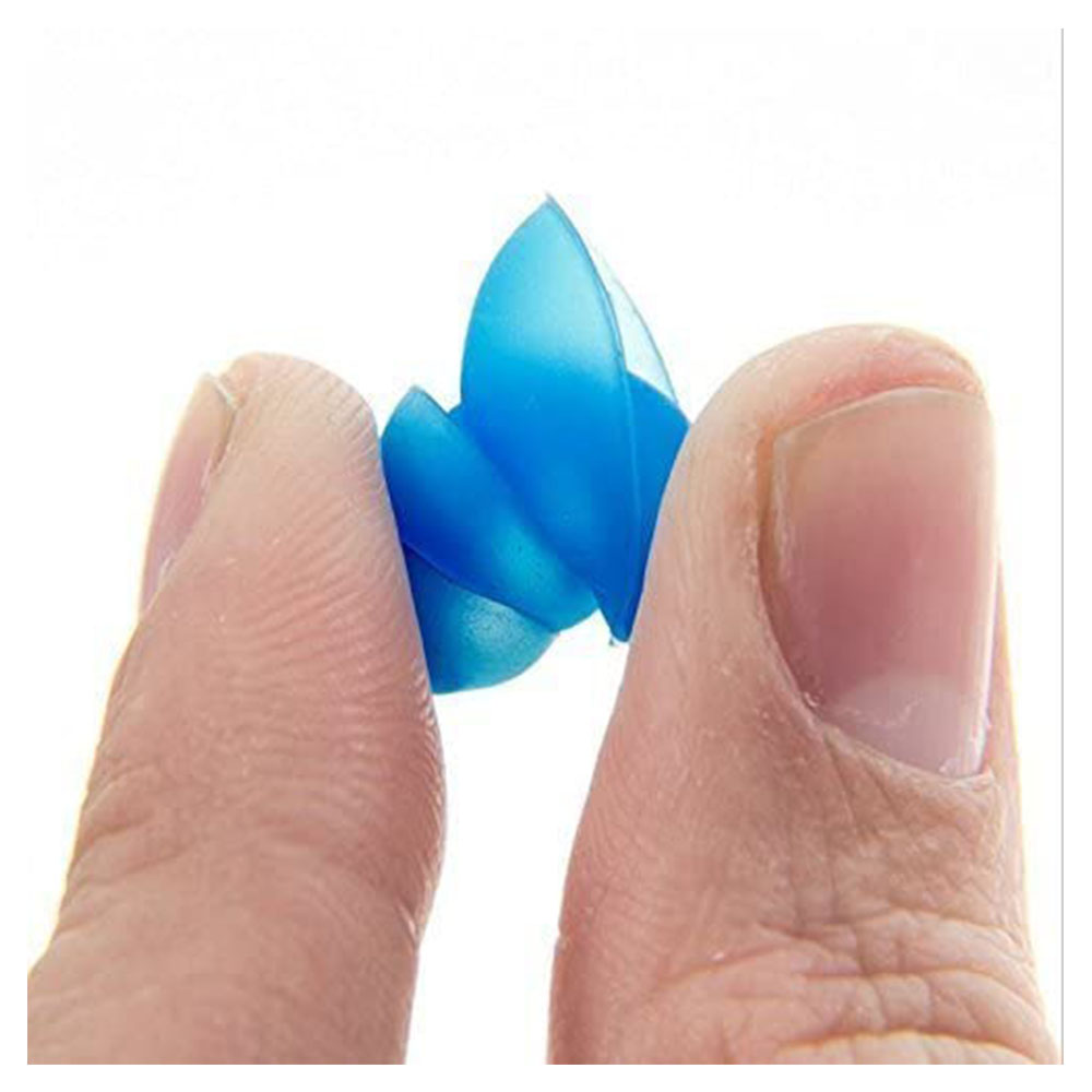 Blaue Ohrstöpsel zwischen Fingern, für Lärmreduzierung konzipiert.