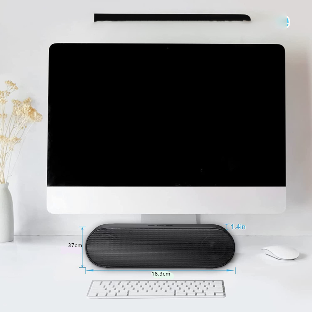 Ein Computer-Setup mit Monitor, Soundbar, Tastatur und weißer Maus auf einem weißen Schreibtisch.