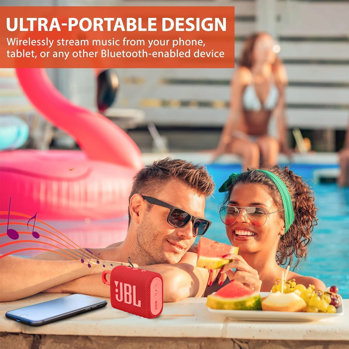 Paar am Pool mit rotem Lautsprecher und Telefon.