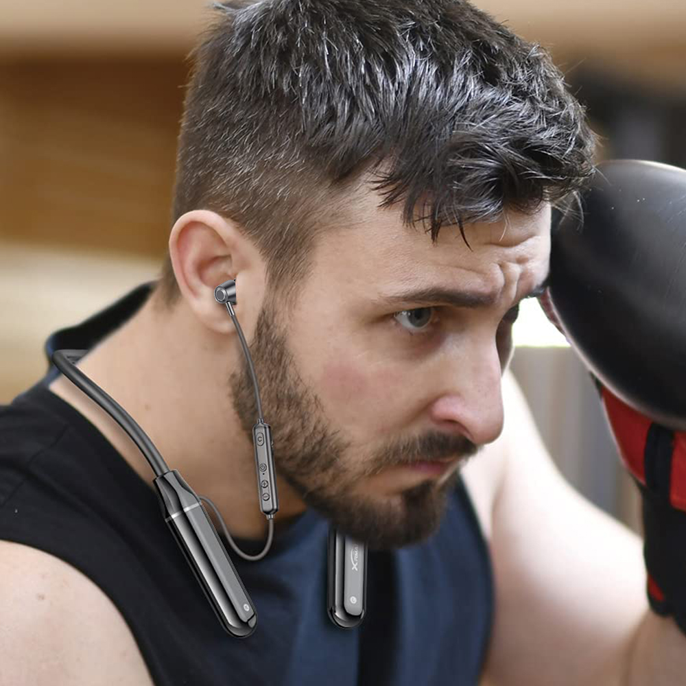 Mann mit Bart trägt Kopfhörer, Boxhandschuhe unscharf.