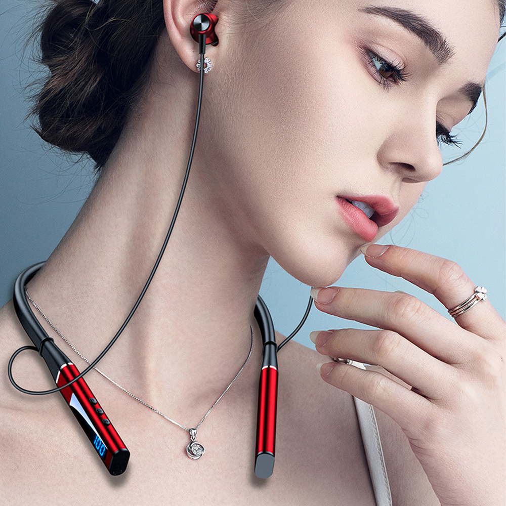 Frau mit rotem und schwarzem Nackenband-Headset mit LCD-Anzeige und Halskette.