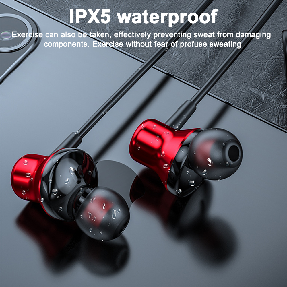 Schwarze und rote Ohrhörer mit klarer Schutzhülle. Der Text besagt, dass sie IPX5 wasserdicht sind.