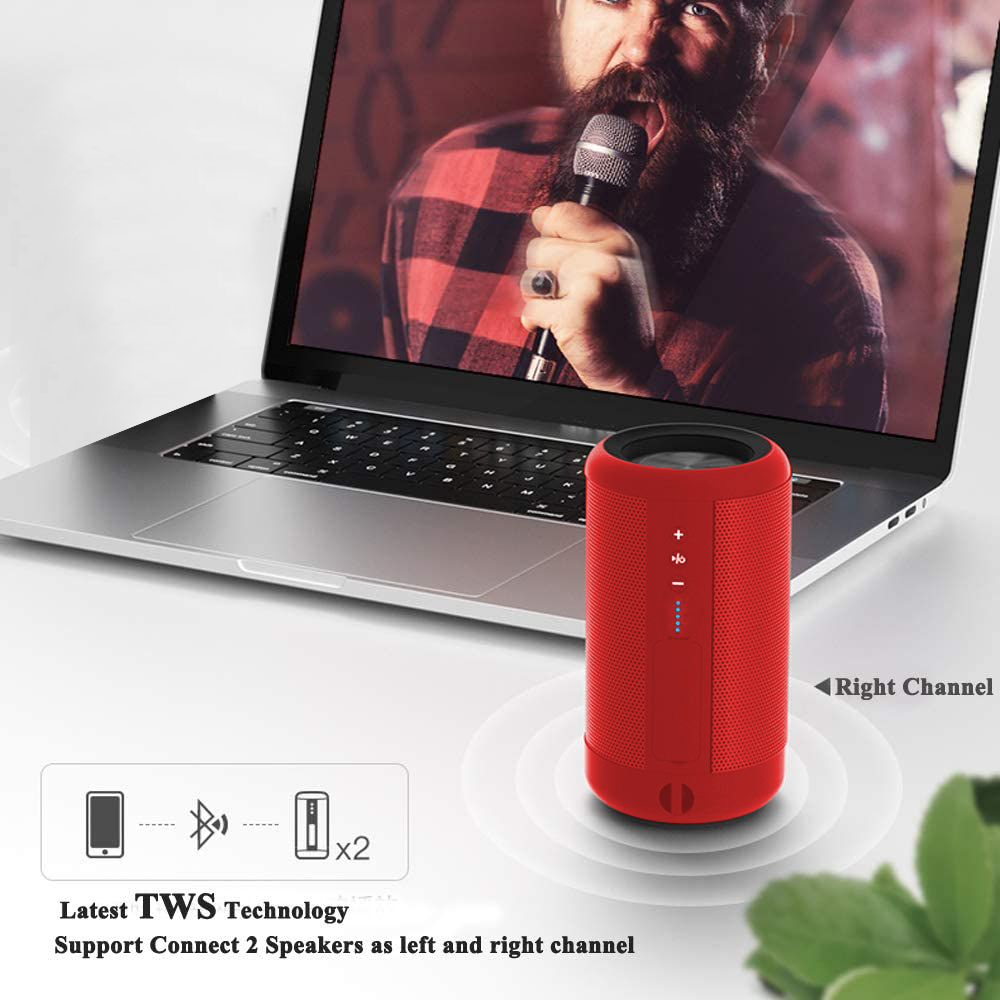 Roter zylindrischer Lautsprecher. Ein Mann hält ein Mikrofon. Im Hintergrund ist ein Laptop geöffnet.