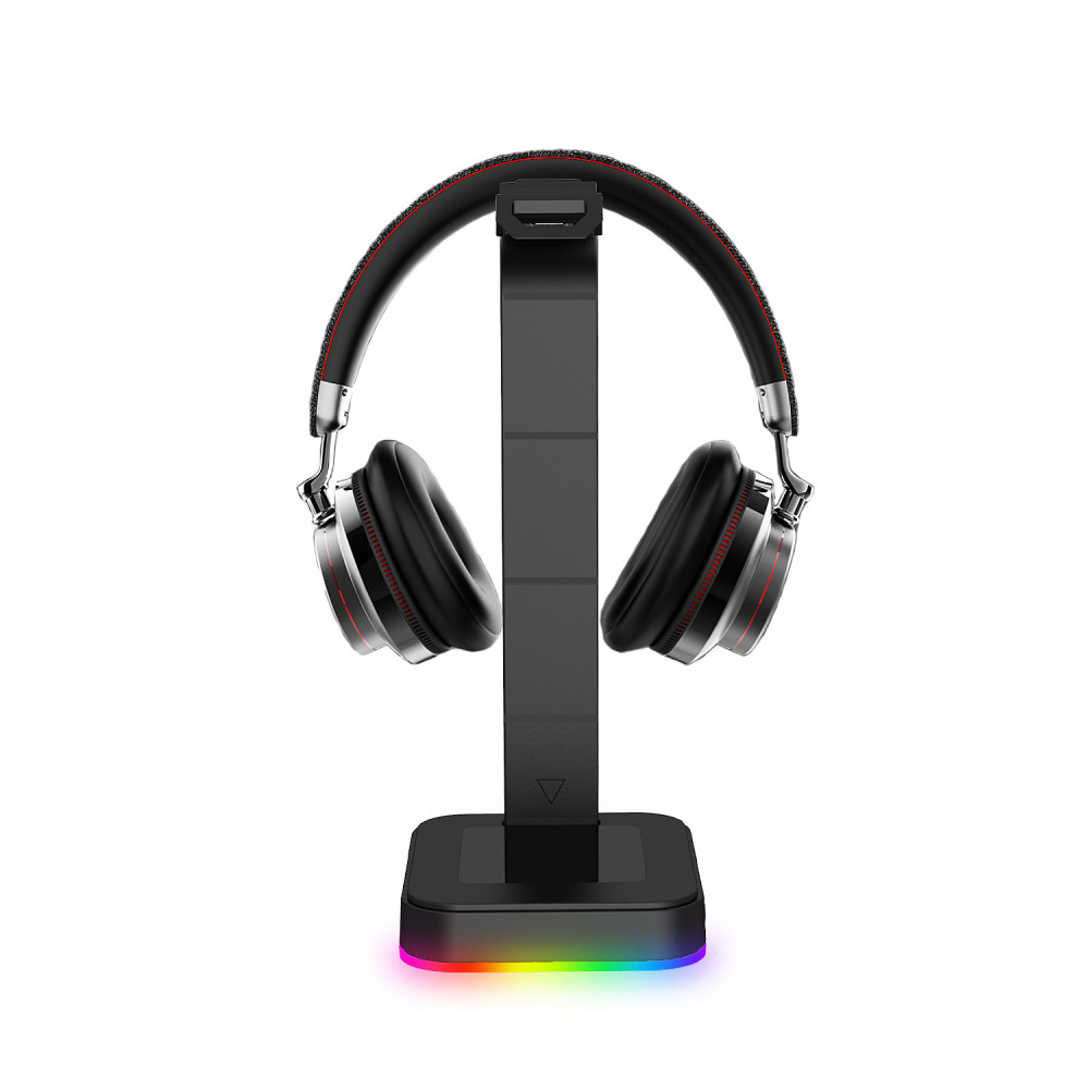 Schwarze Kopfhörer auf einem Ständer mit farbenfrohem Lichtsockel. Der Ständer hat ein minimalistisches Design.