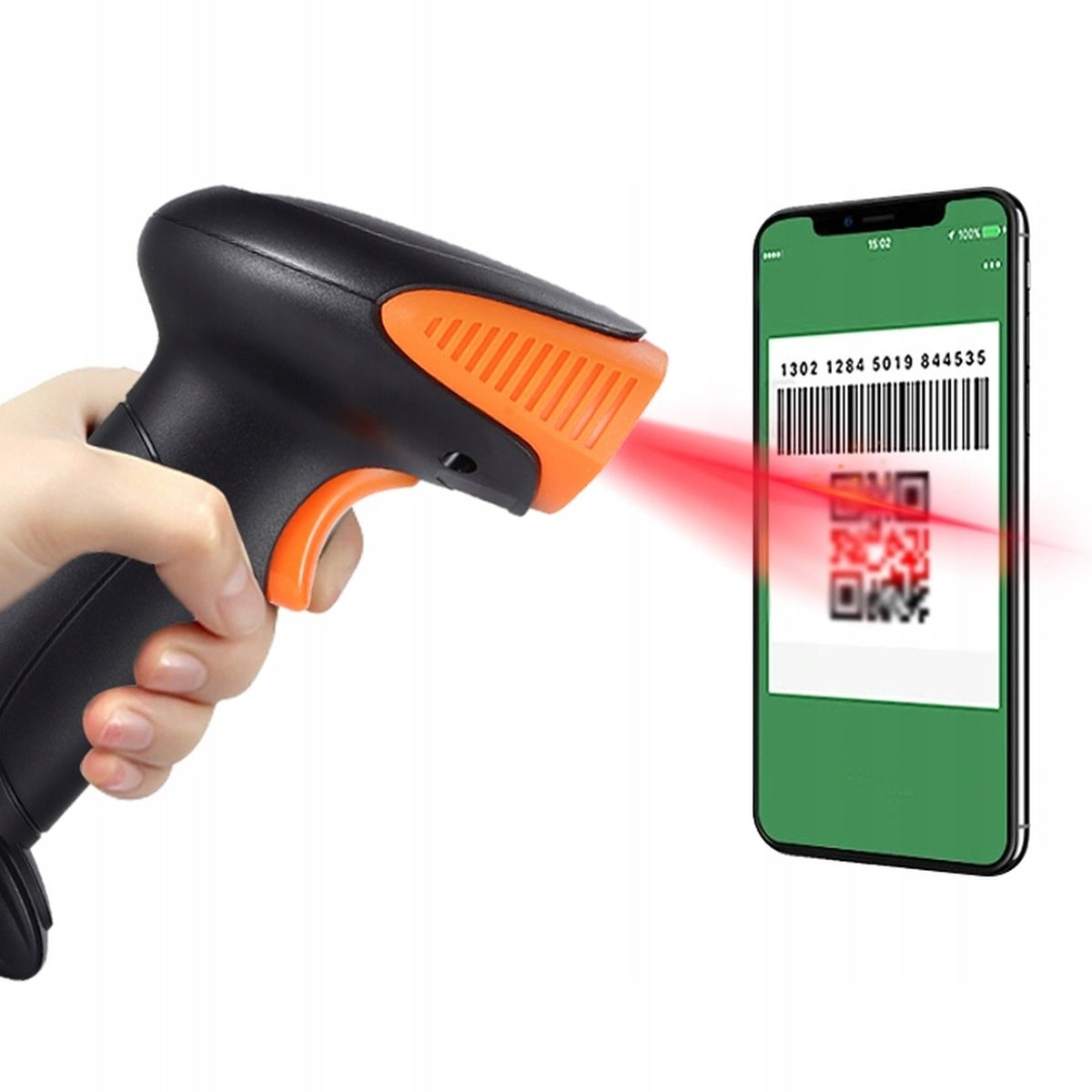 Ręka trzymająca czarno-pomarańczowy skaner kodów kreskowych, skanująca kod kreskowy na ekranie telefonu.