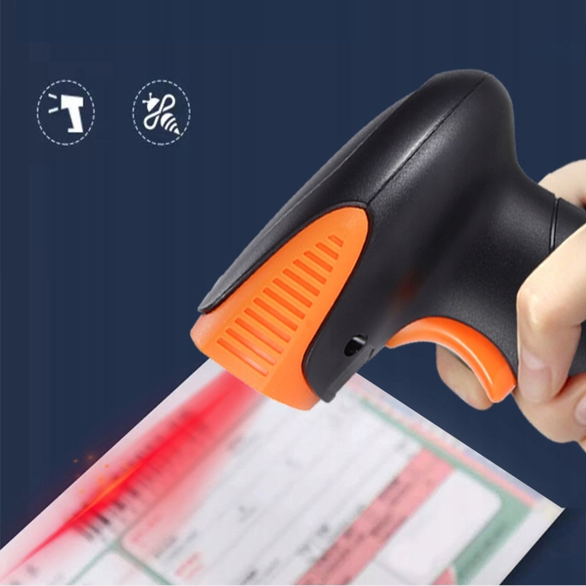 Ręka trzymająca czarno-pomarańczowy skaner kodów kreskowych, skanująca dokument czerwonym laserem.