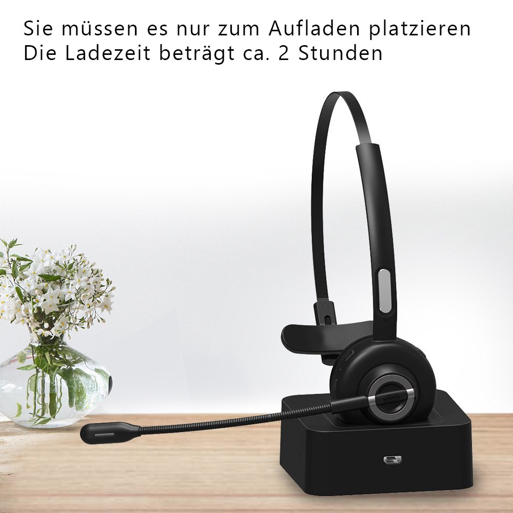Ein schwarzes Headset auf einer Ladestation, mit Text auf Deutsch.