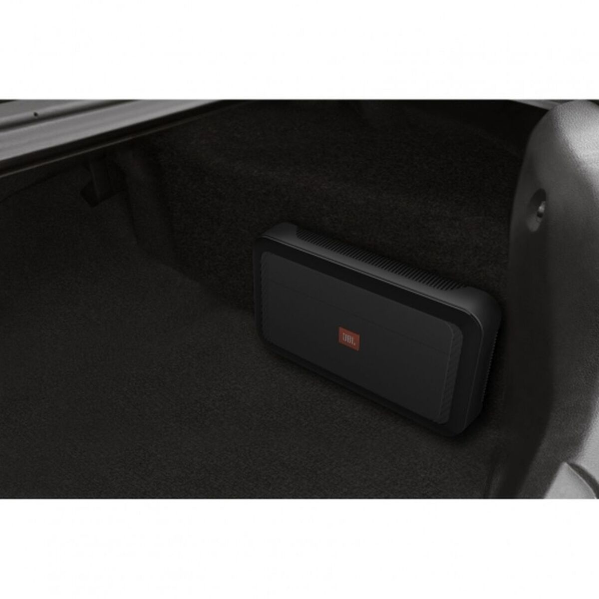 Schwarzer JBL-Subwoofer im Kofferraum.