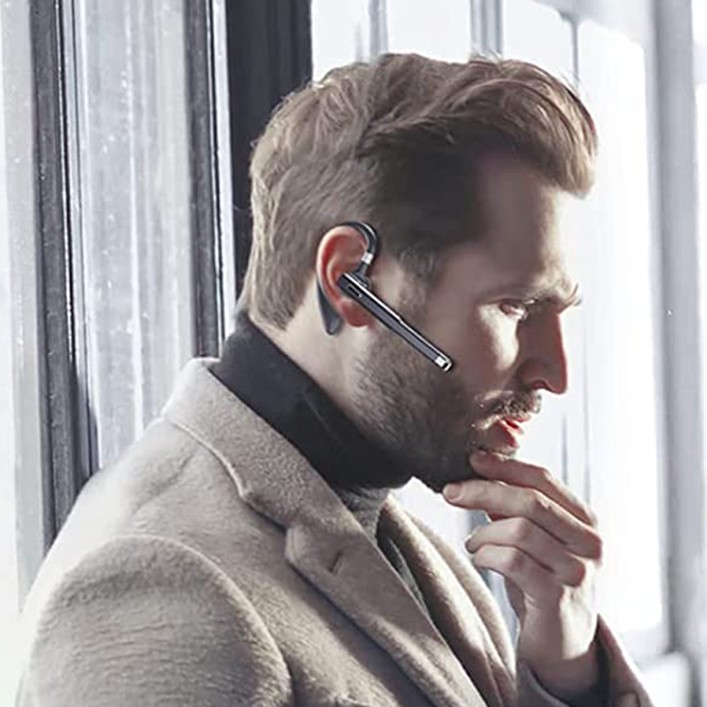 Ein Mann mit Bart trägt ein Headset. Er schaut nach links.