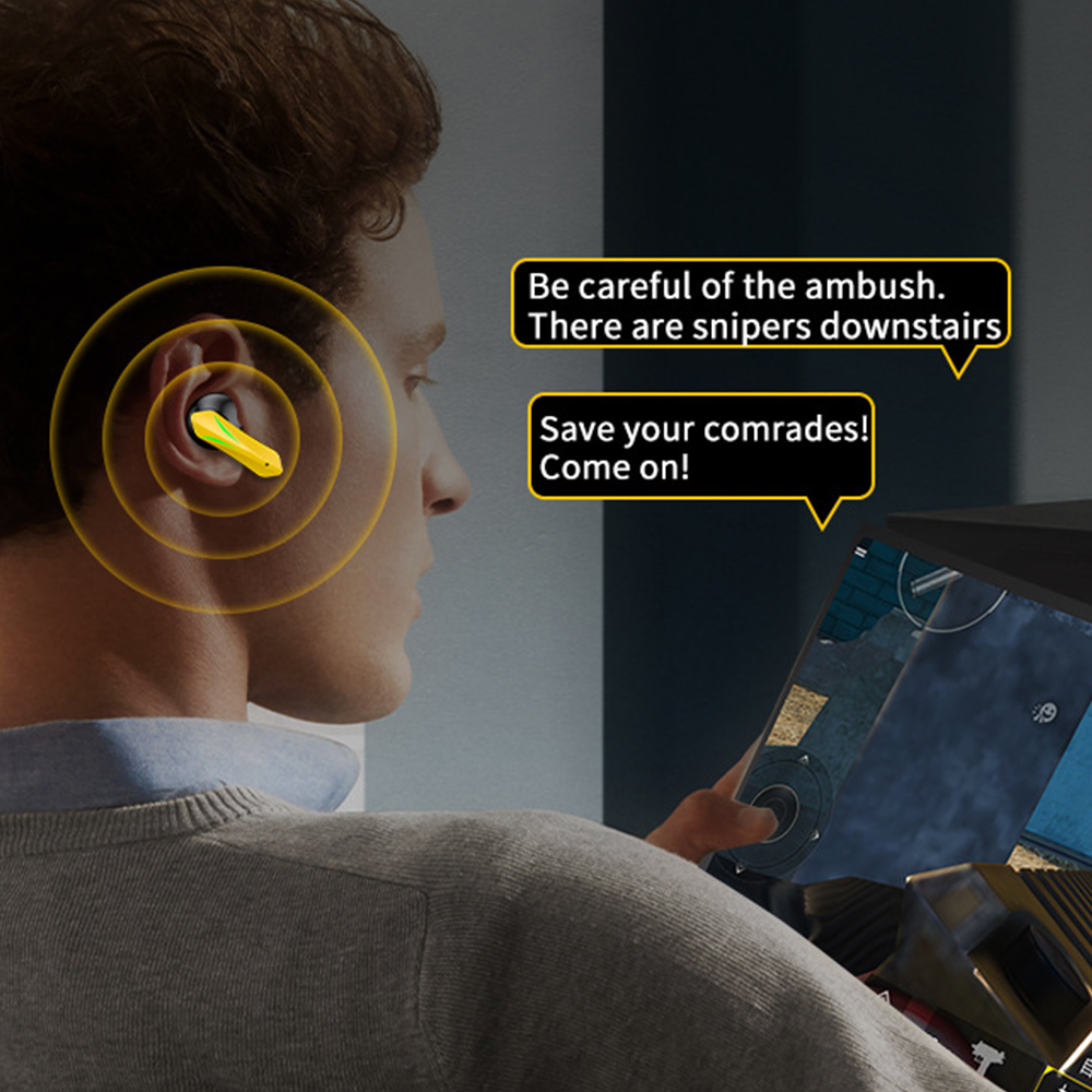 Mann mit Ohrhörer, spielt Spiel auf Tablet. Sprechblasen sagen: "Achtung, Hinterhalt!"