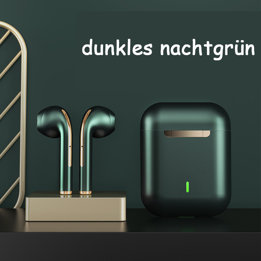 Dunkelgrüne Ohrhörer und Ladecase auf dunkelgrüner Oberfläche mit Text.