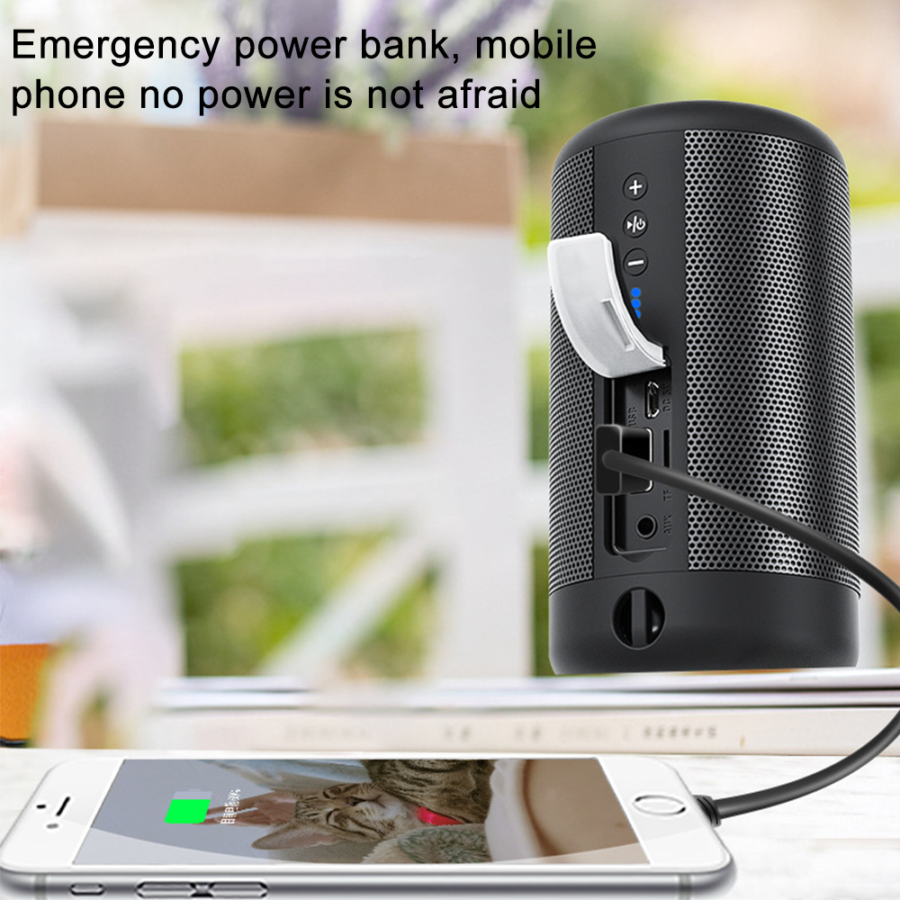 Schwarze Powerbank, die ein weißes Telefon auflädt. Das Telefon zeigt ein Ladesymbol an. Im Hintergrund ist ein Fenster zu sehen.