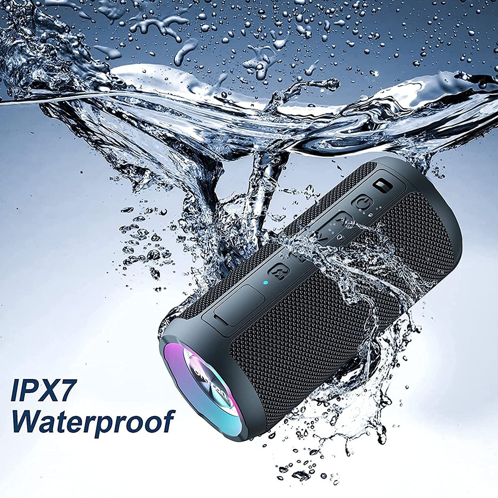 Schwarzer, zylindrischer Lautsprecher im Wasser. Text: IPX7 Wasserdicht. Wassertropfen umgeben den Lautsprecher.
