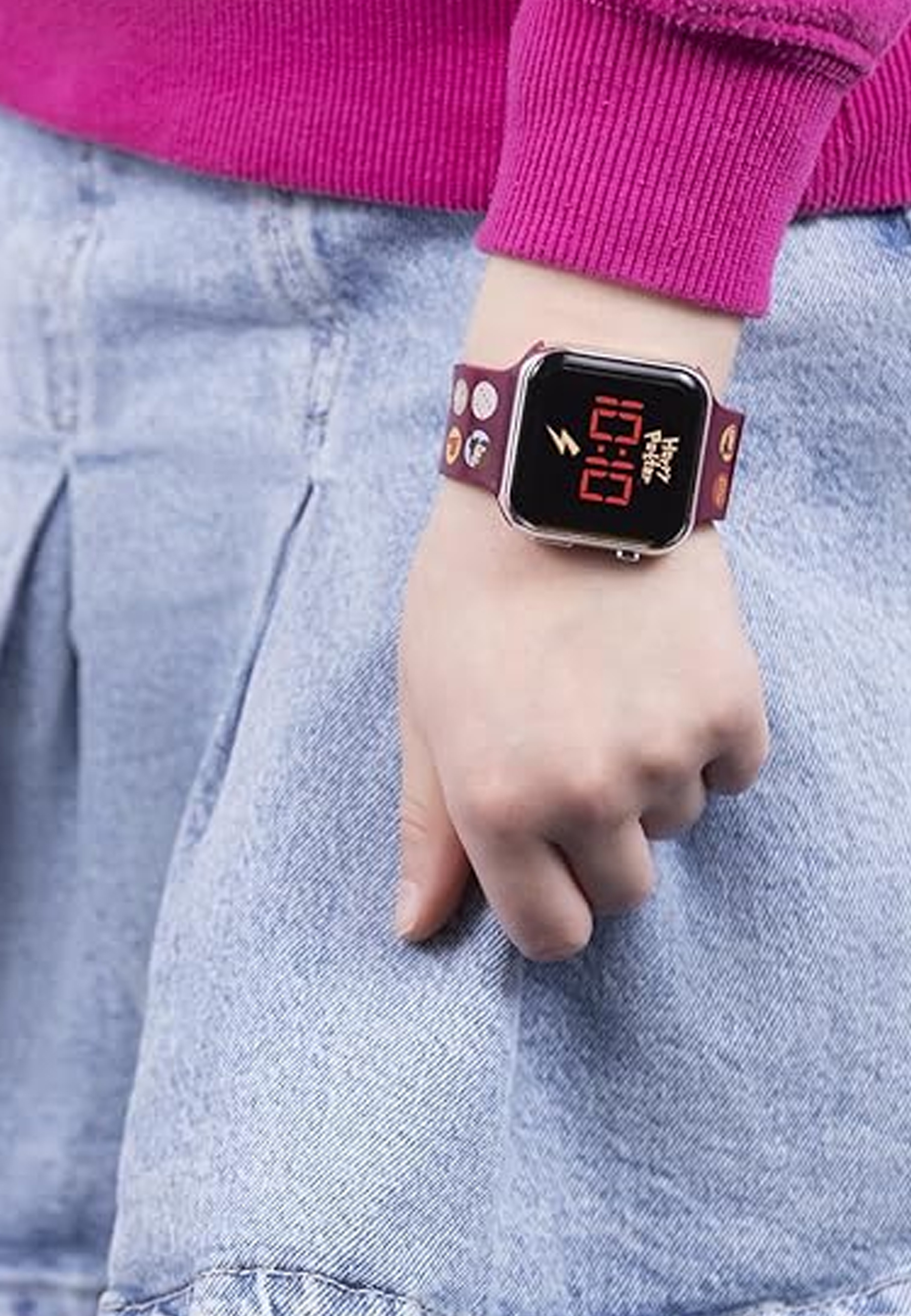 Das Handgelenk einer Person mit einer Uhr mit digitaler Anzeige, die die Zeit anzeigt.