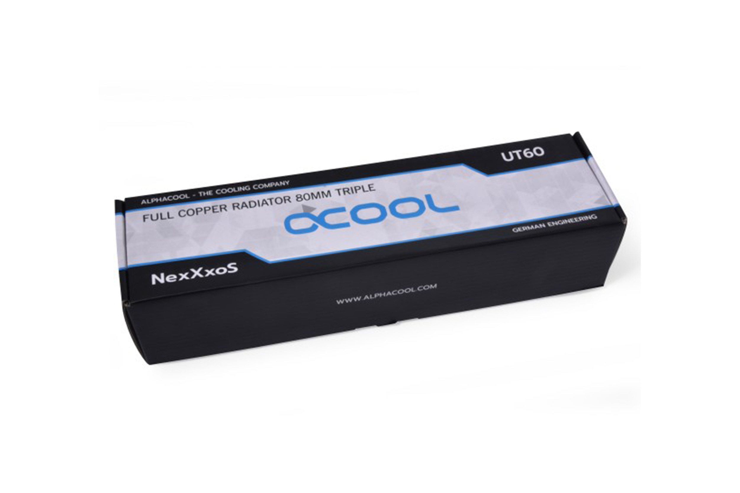 Schwarz-weiße Box mit dem Text 'ALPHACool NexXxoS UT60'. Auf der Vorderseite steht 'FULL COPPER RADIATOR 80mm TRIPLE'.