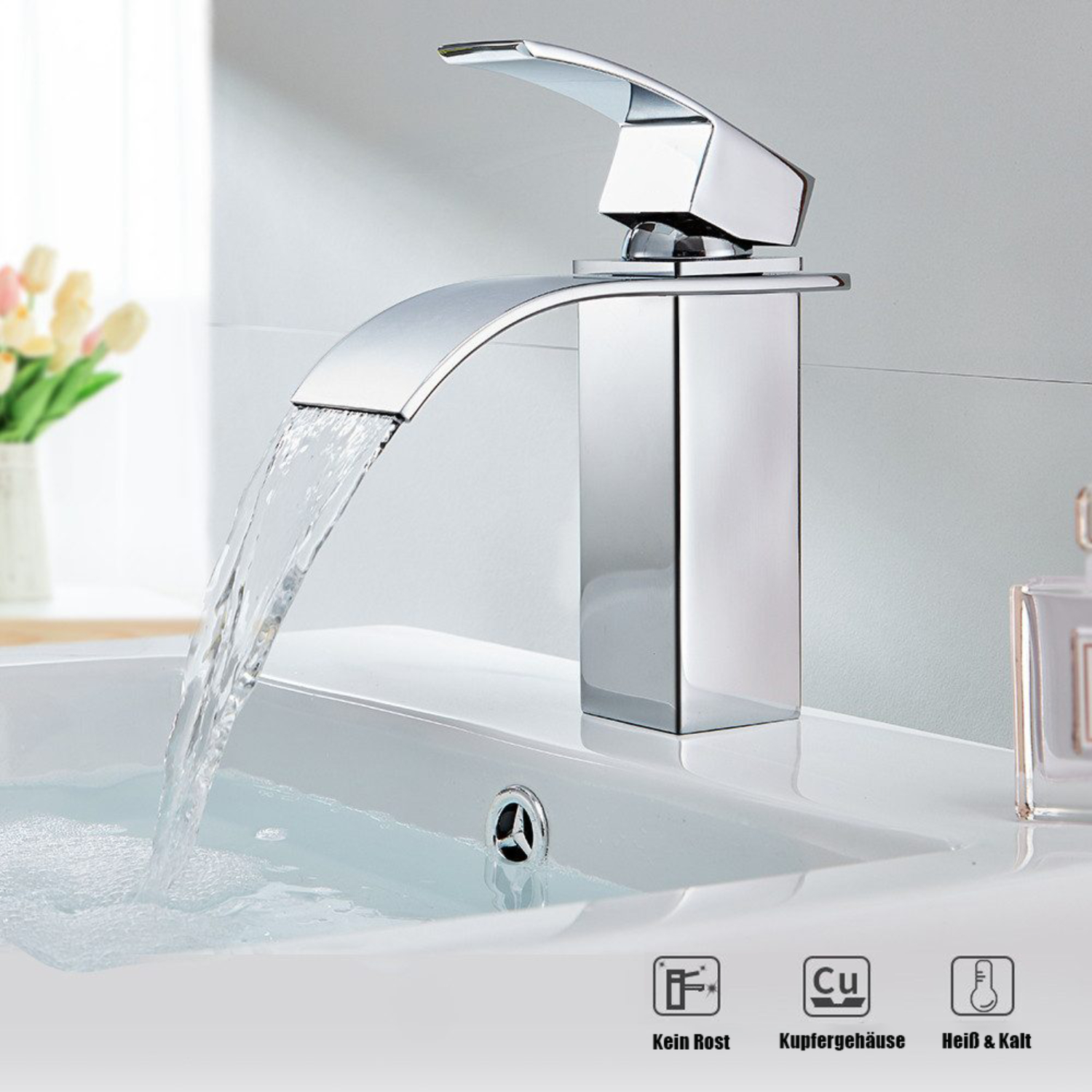 Ein verchromter Wasserhahn, aus dem Wasser in ein Waschbecken fließt. Wasserfall-Design.