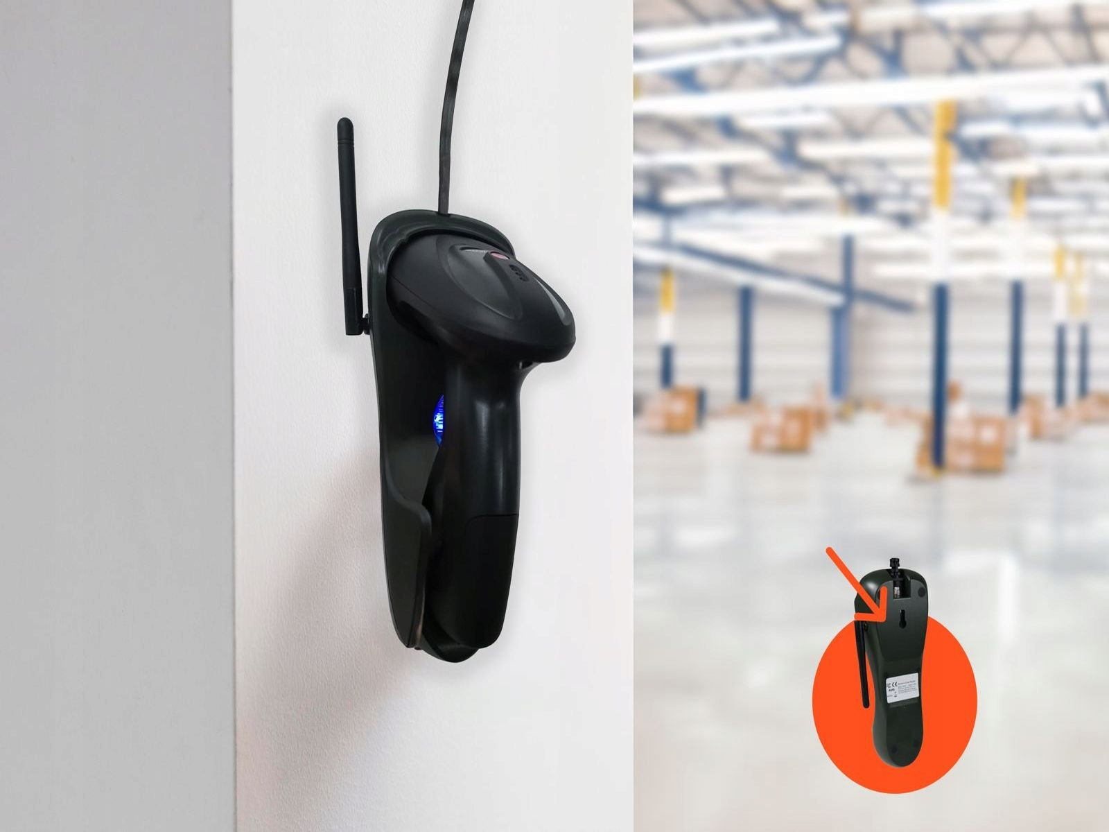 Czarny skaner kodów kreskowych zamontowany na białej ścianie, z tłem magazynu i czerwonym okręgiem.