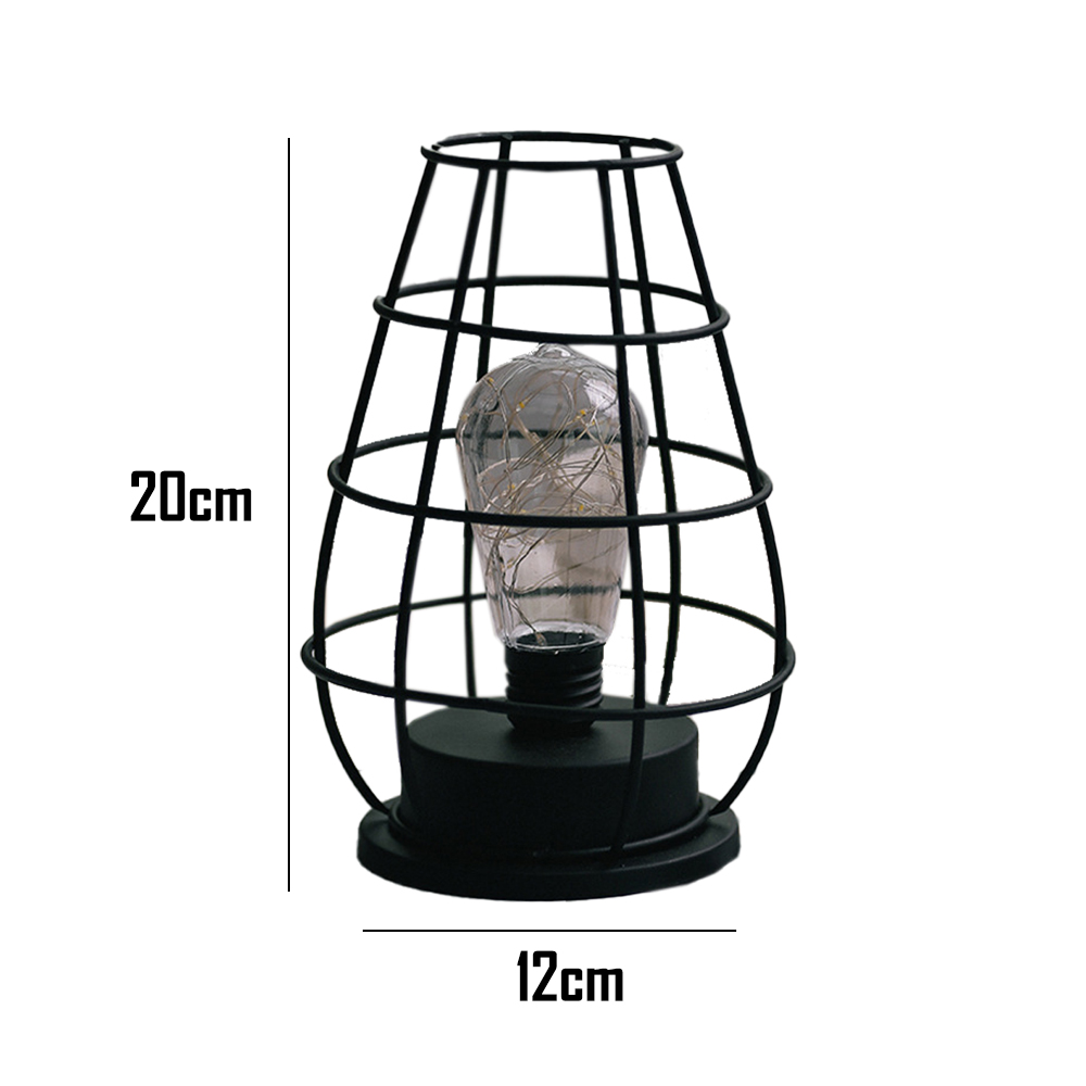 Eine schwarze käfigartige Lampe mit einer Glühbirne im Inneren. Abmessungen sind 20 cm x 12 cm.