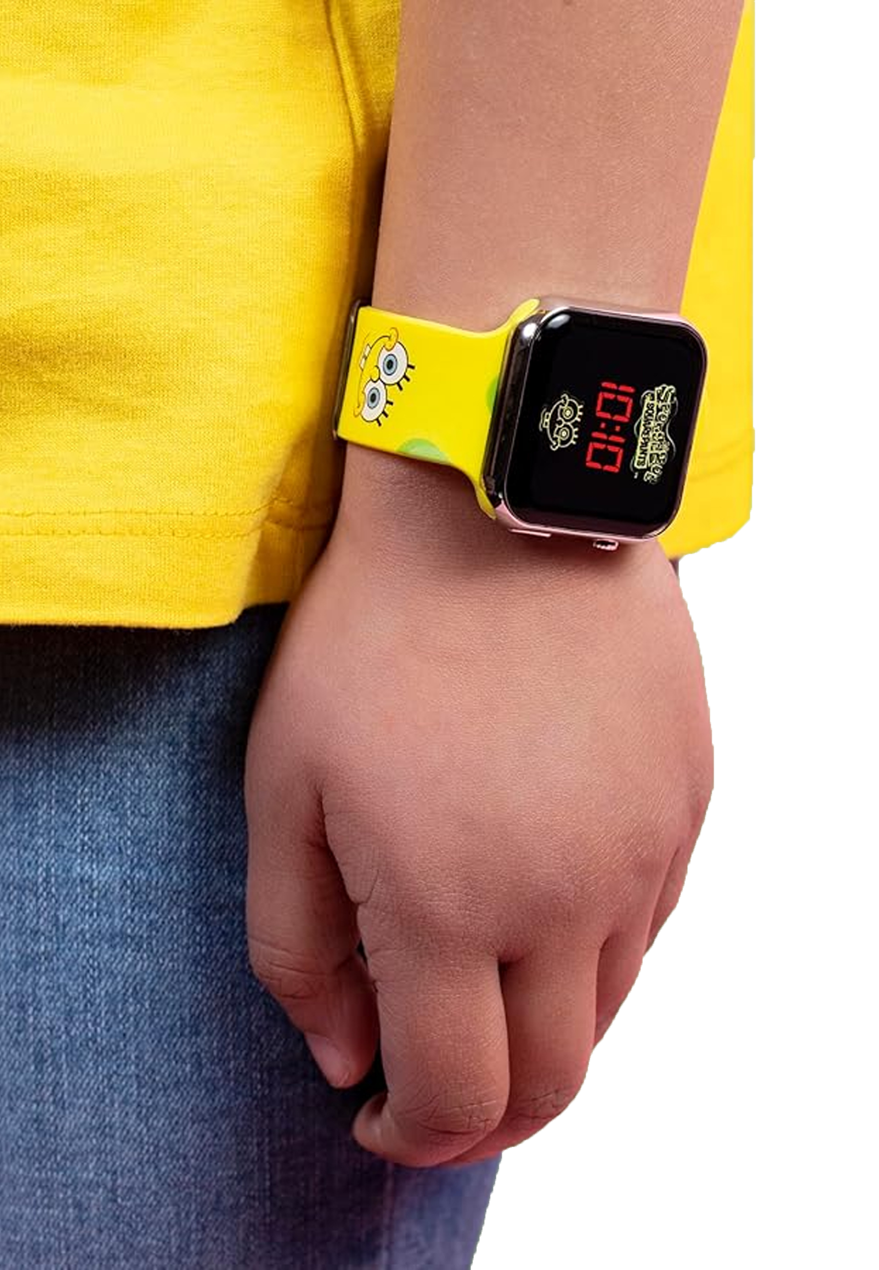 Main d'enfant portant une montre jaune avec un design Bob l'éponge et un affichage numérique noir.