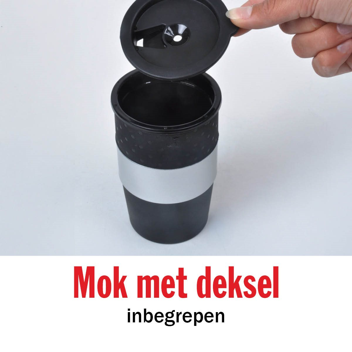 Tasse de voyage noire et argentée avec un couvercle, tenue par une main. Texte: Mok met deksel.