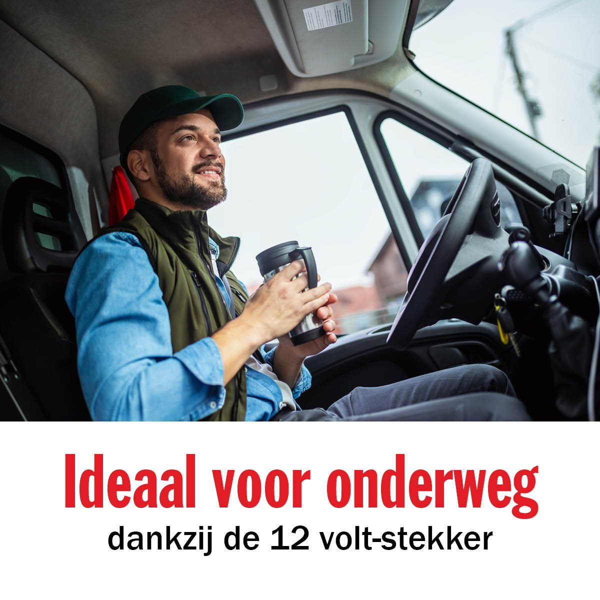 Un homme en casquette et gilet verts dans une voiture, tenant un thermos. Texte : Idéal pour emporter.