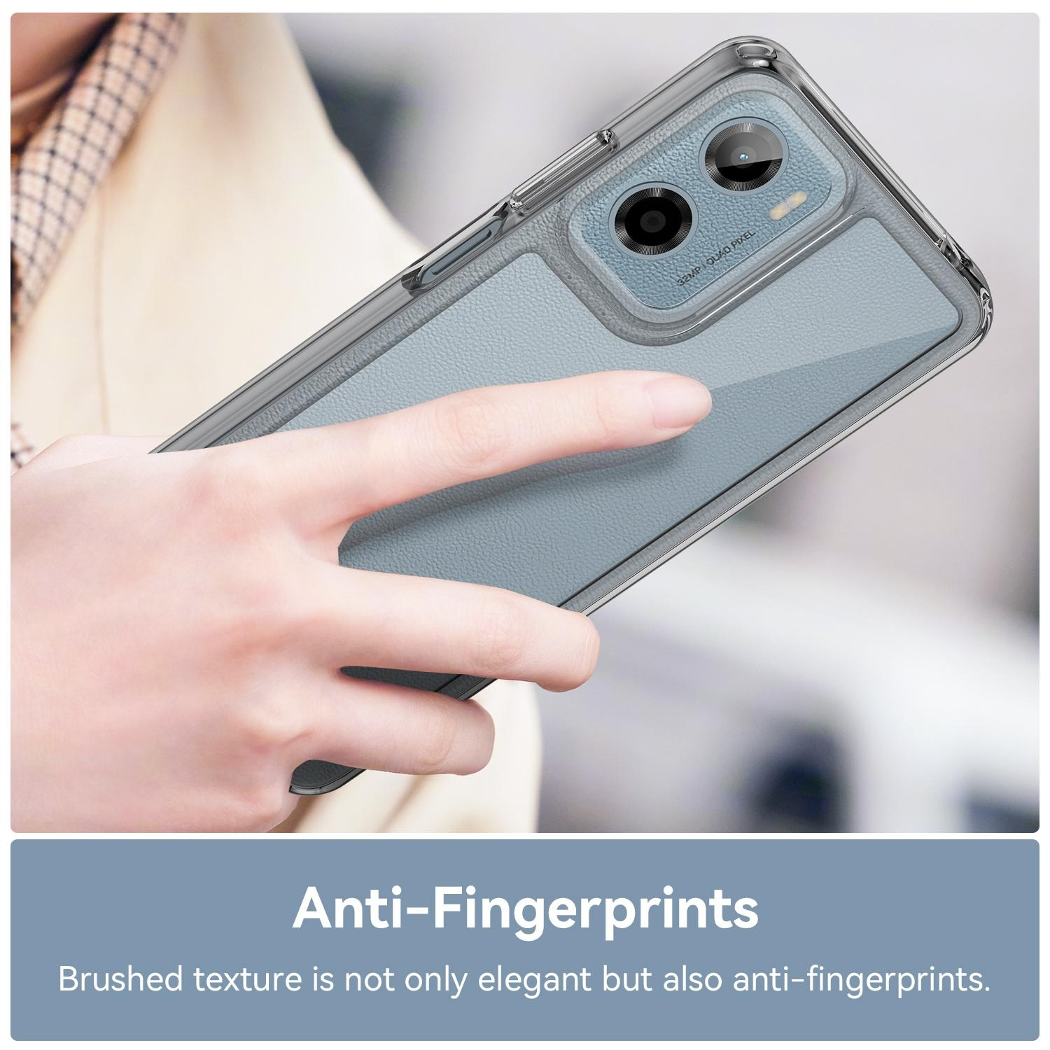 Funda de teléfono, transparente con fondo azul y textura gris en la parte trasera. Mano sujetando.
