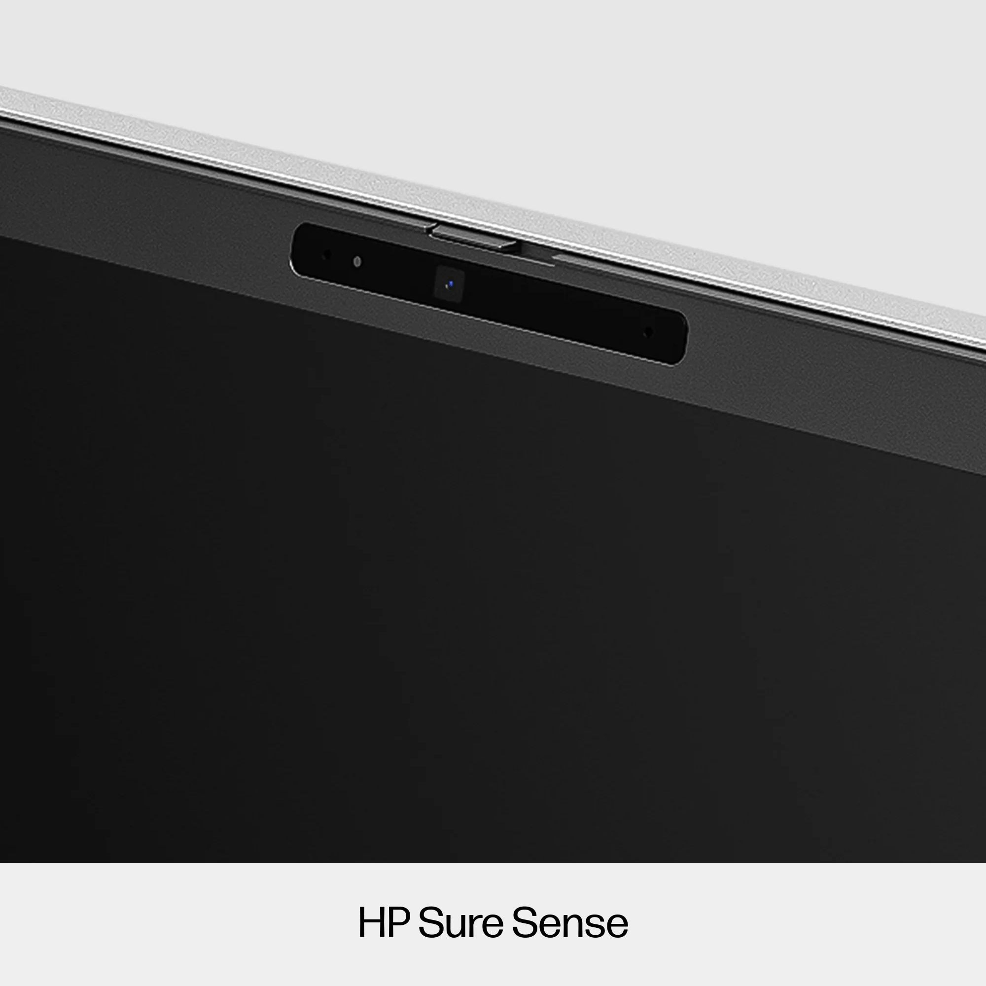 Schermo di un laptop con fotocamera, con la scritta 'HP Sure Sense'. Sfondo bianco, primo piano.